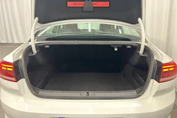 valkoinen Volkswagen Passat 2020 kuva 12.