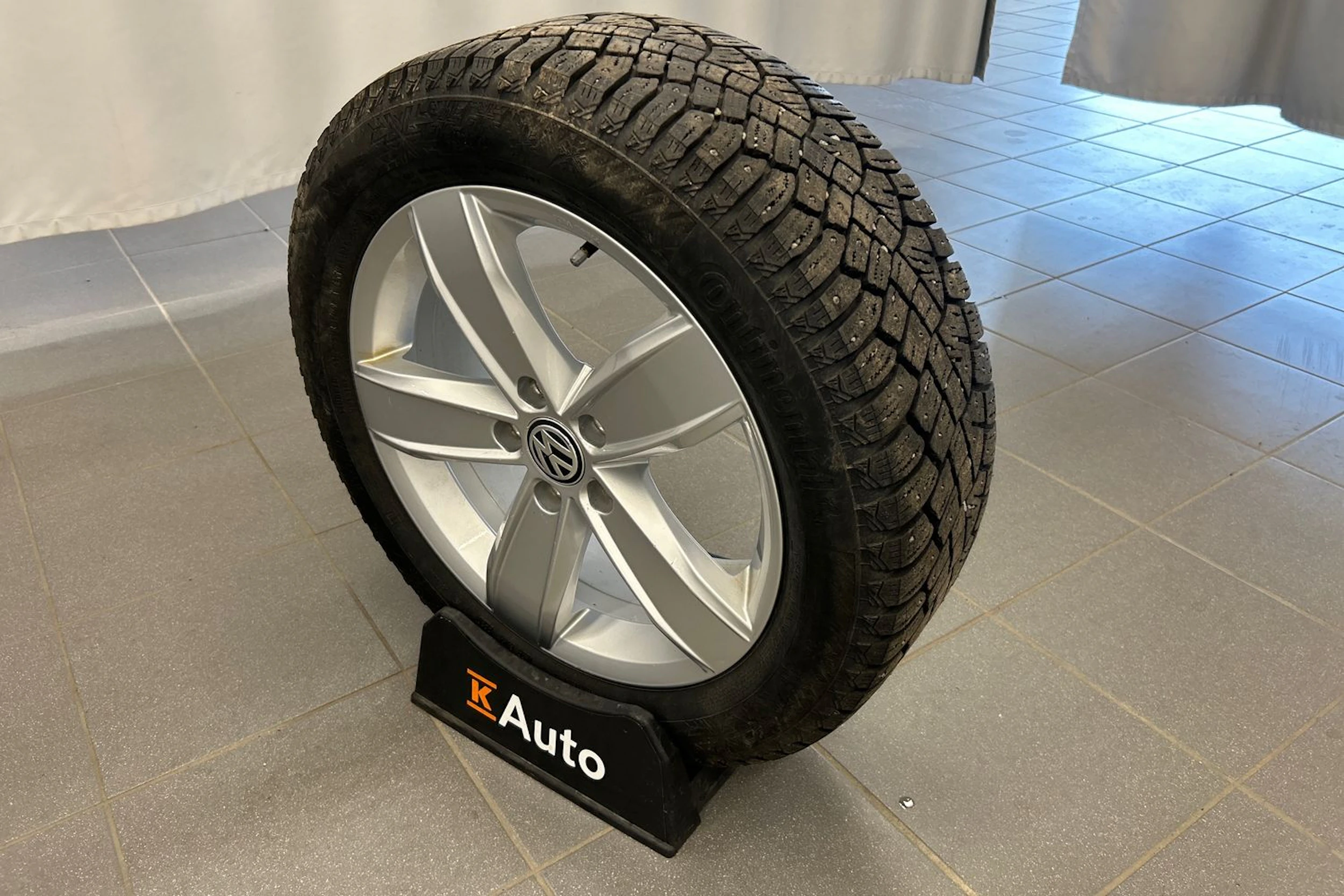 valkoinen Volkswagen Passat 2020 kuva 13.
