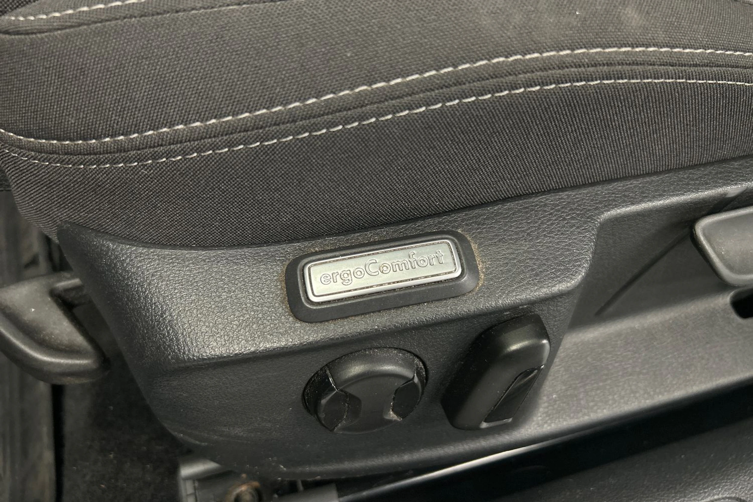 valkoinen Volkswagen Passat 2020 kuva 15.