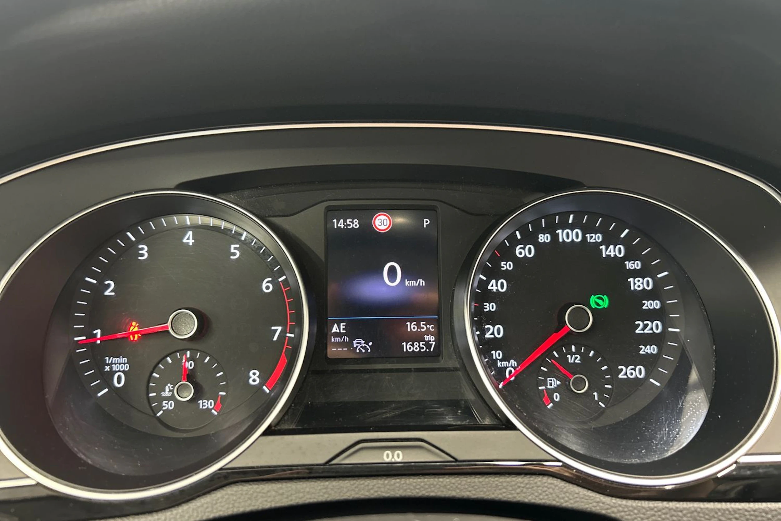 valkoinen Volkswagen Passat 2020 kuva 16.