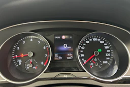 valkoinen Volkswagen Passat 2020 kuva 16.
