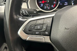valkoinen Volkswagen Passat 2020 kuva 17.