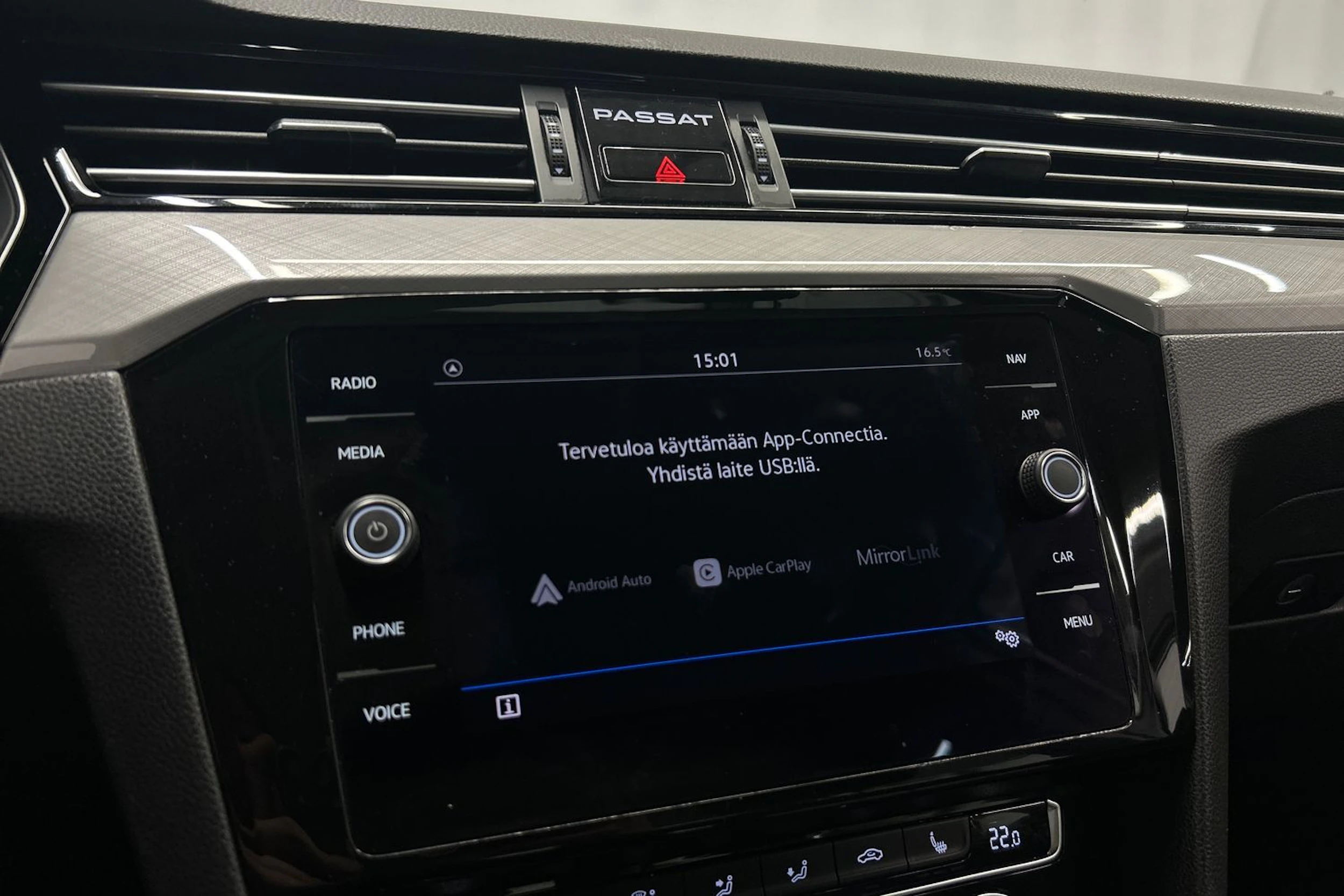 valkoinen Volkswagen Passat 2020 kuva 19.
