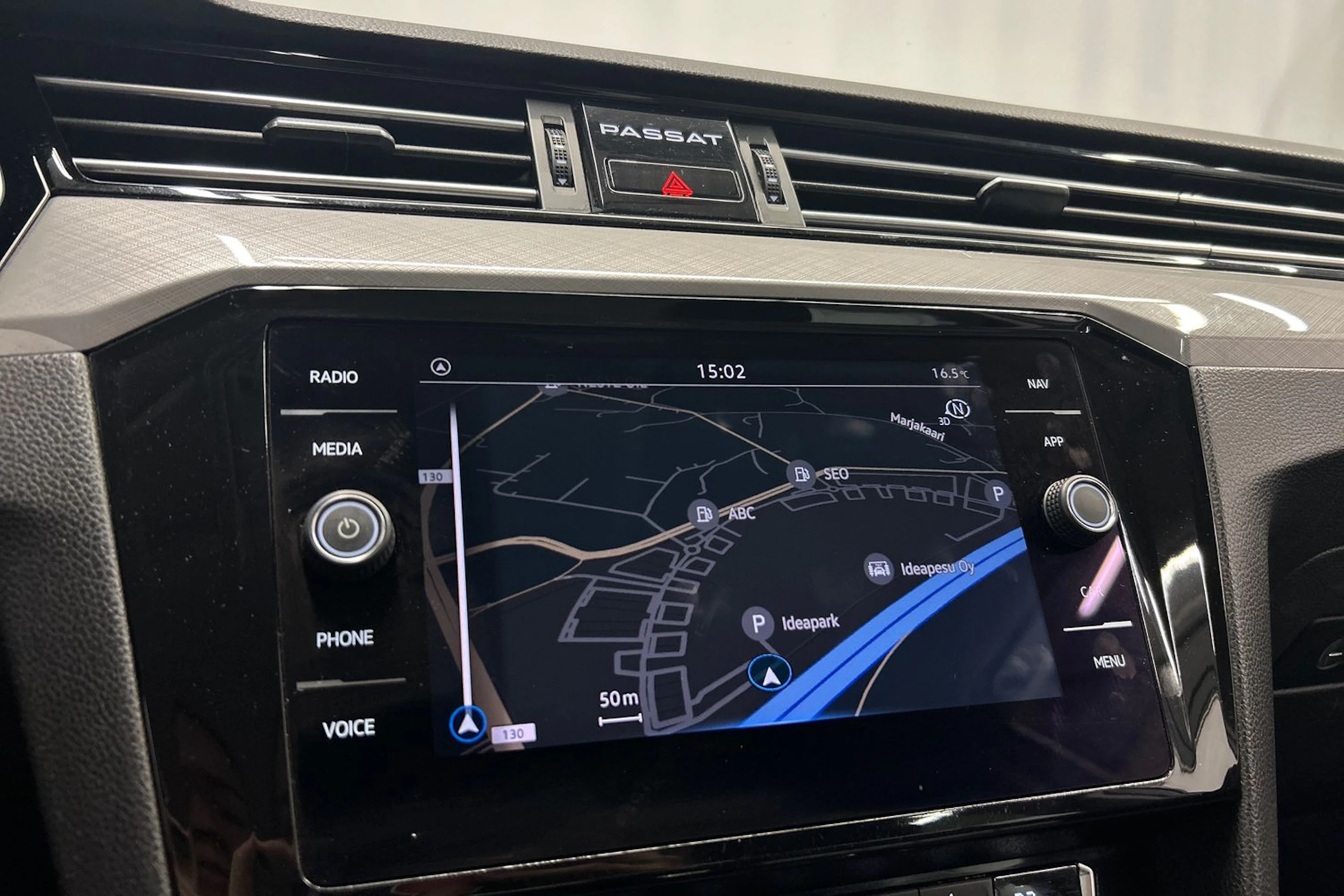 valkoinen Volkswagen Passat 2020 kuva 20.