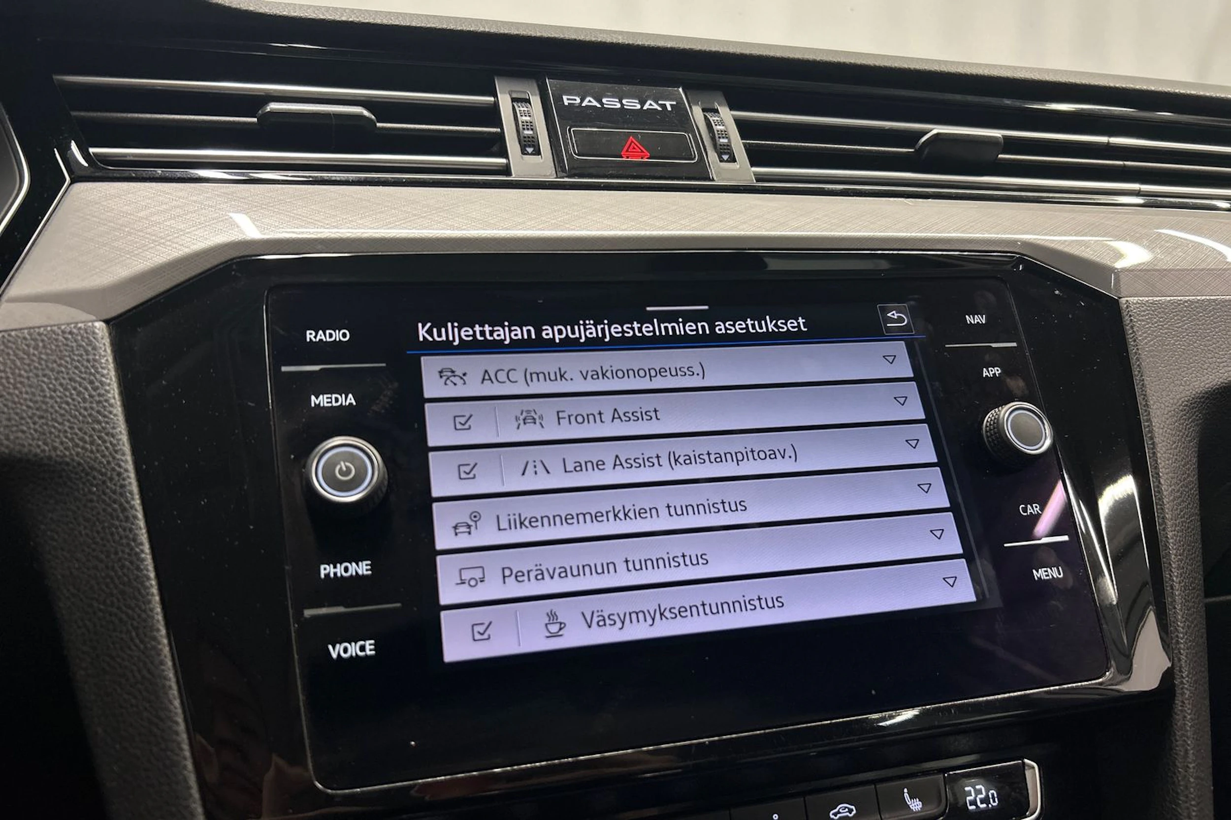 valkoinen Volkswagen Passat 2020 kuva 21.