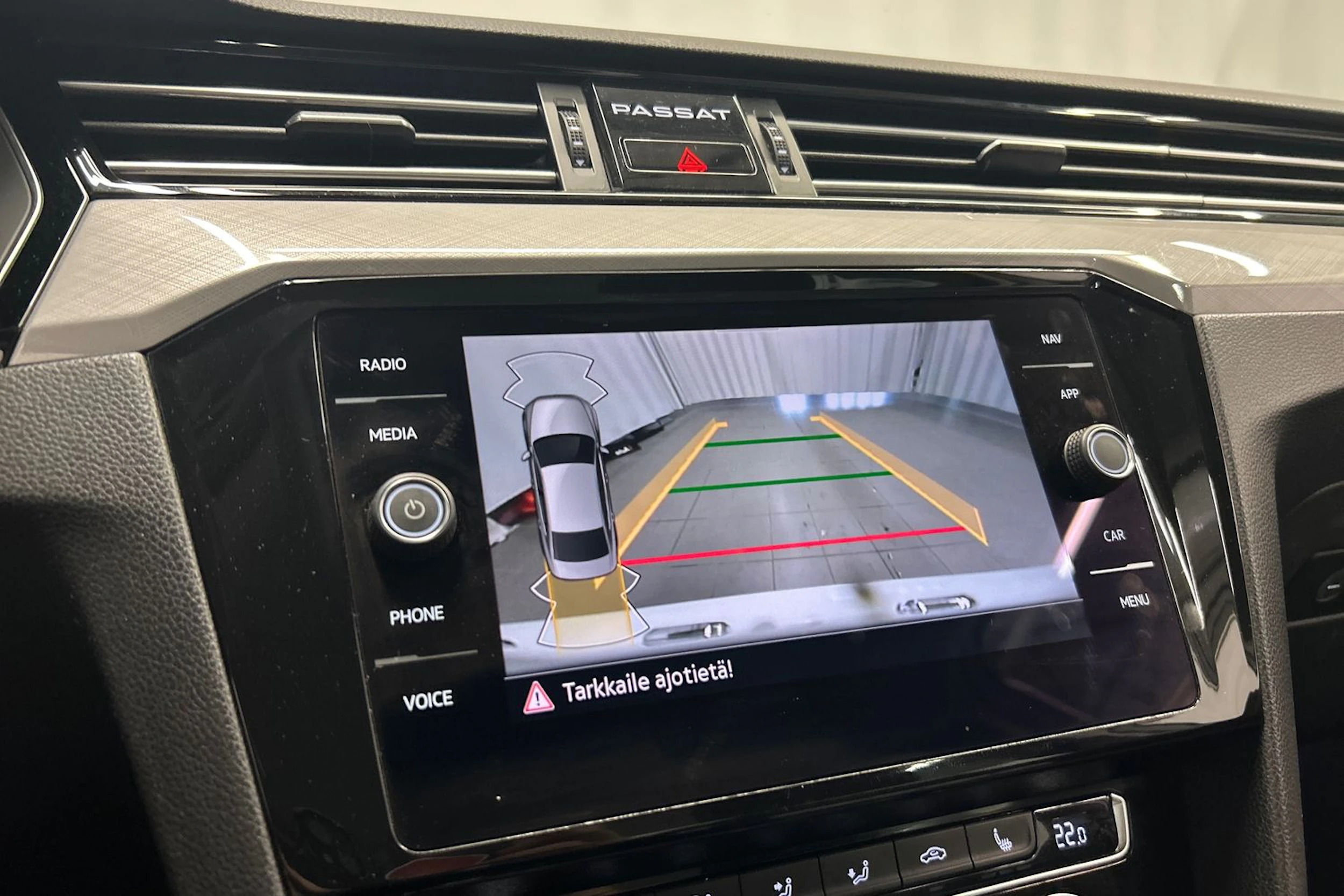 valkoinen Volkswagen Passat 2020 kuva 23.