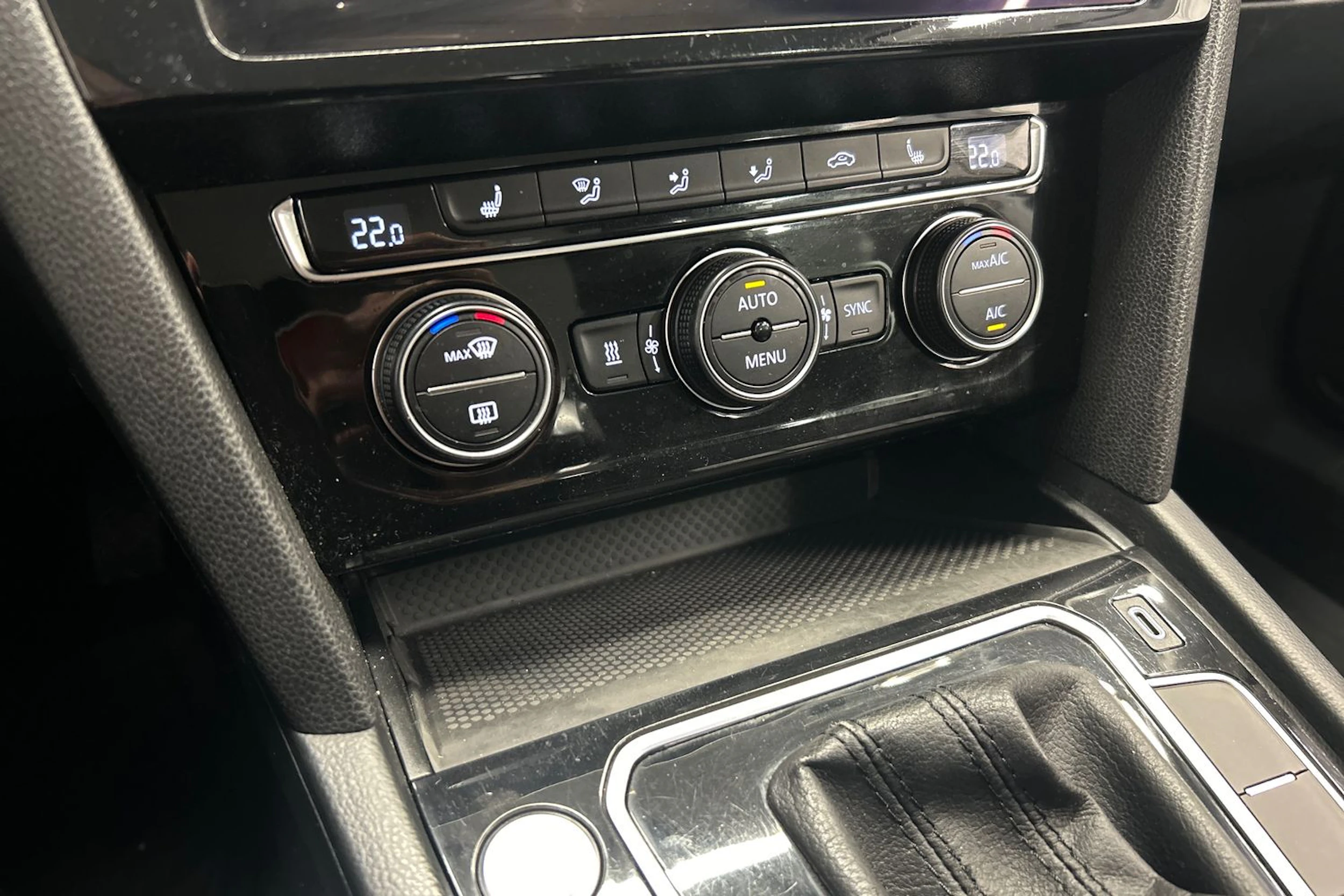 valkoinen Volkswagen Passat 2020 kuva 24.