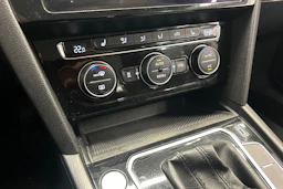 valkoinen Volkswagen Passat 2020 kuva 24.