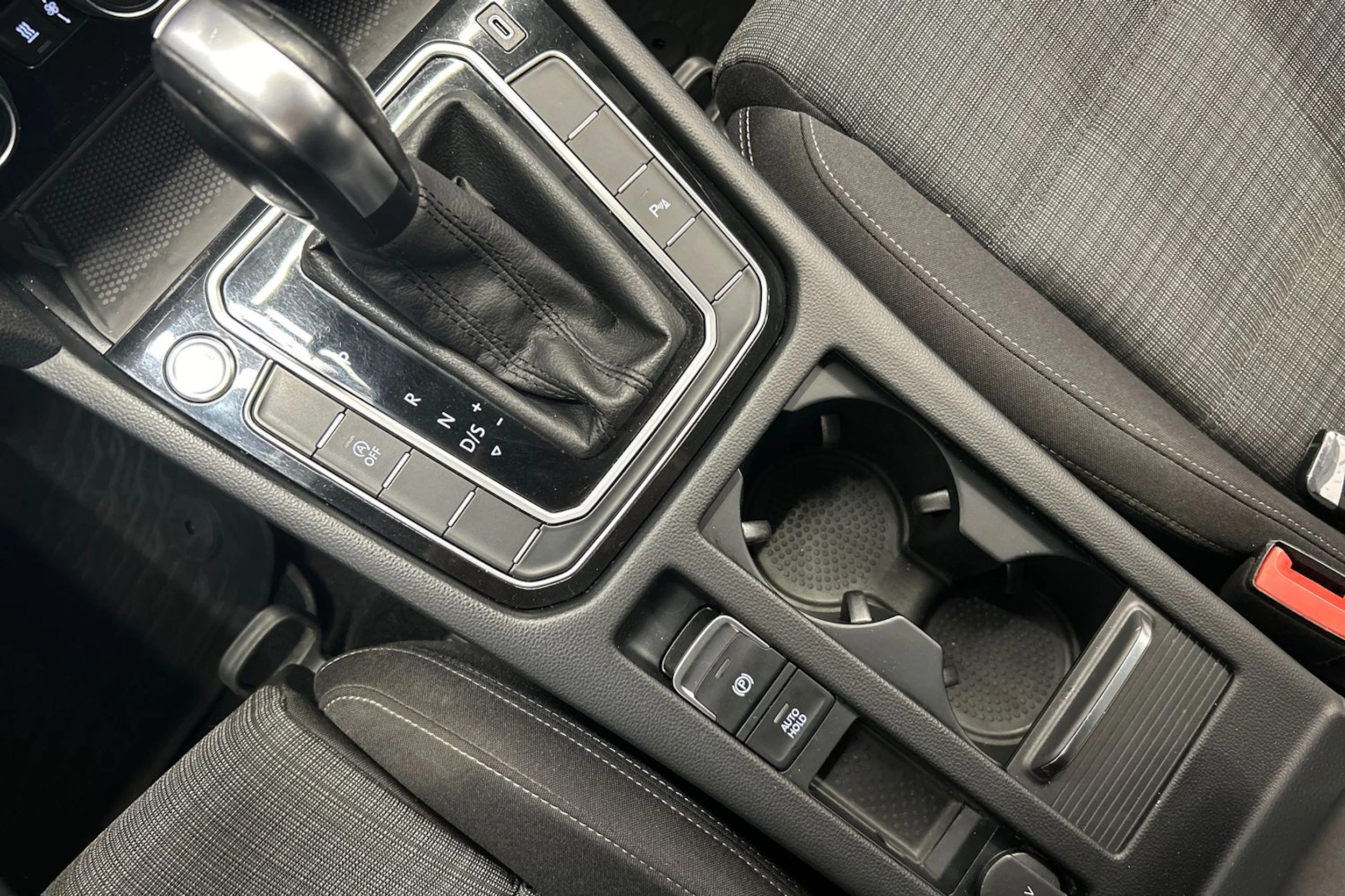 valkoinen Volkswagen Passat 2020 kuva 25.