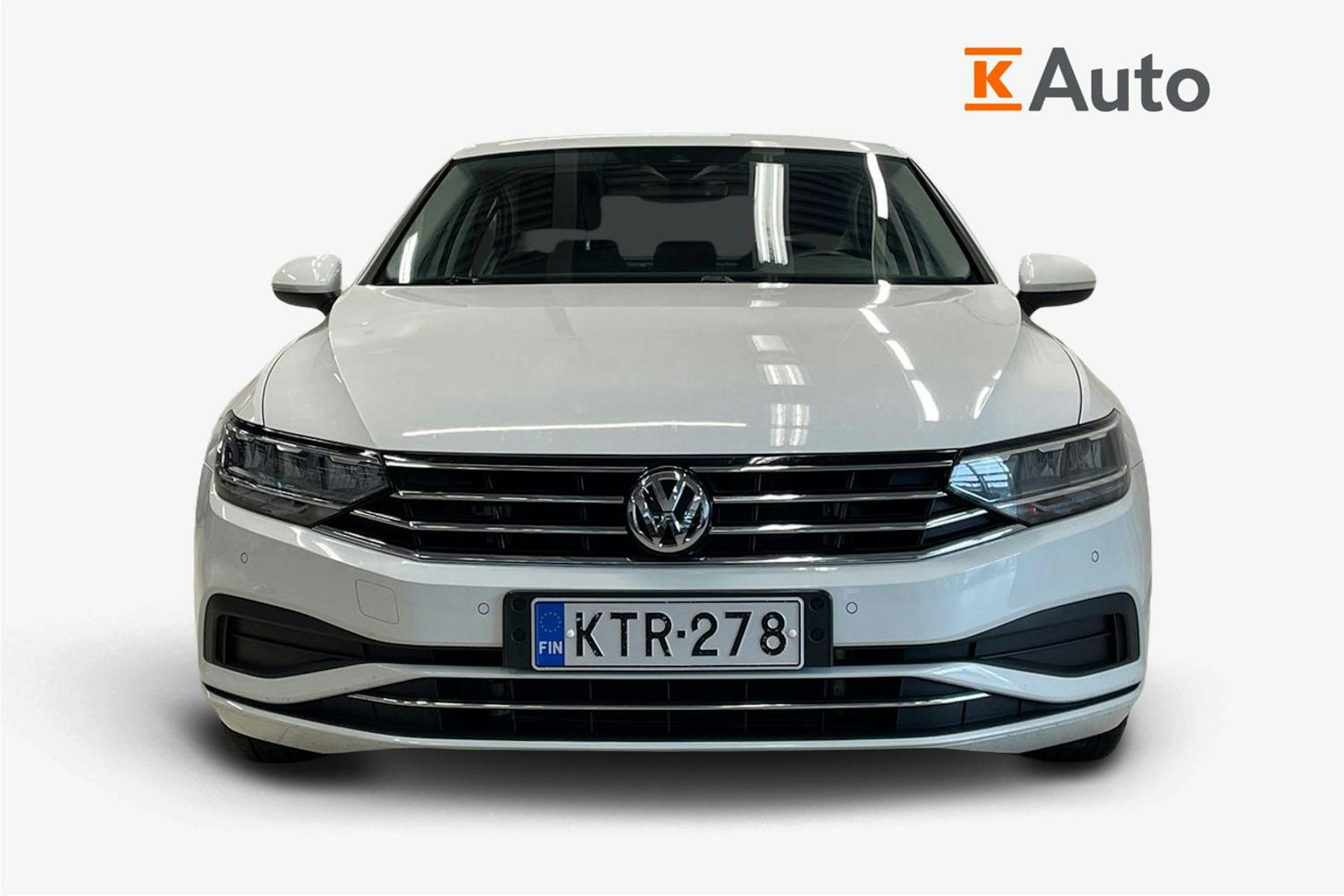 valkoinen Volkswagen Passat 2020 kuva 5.