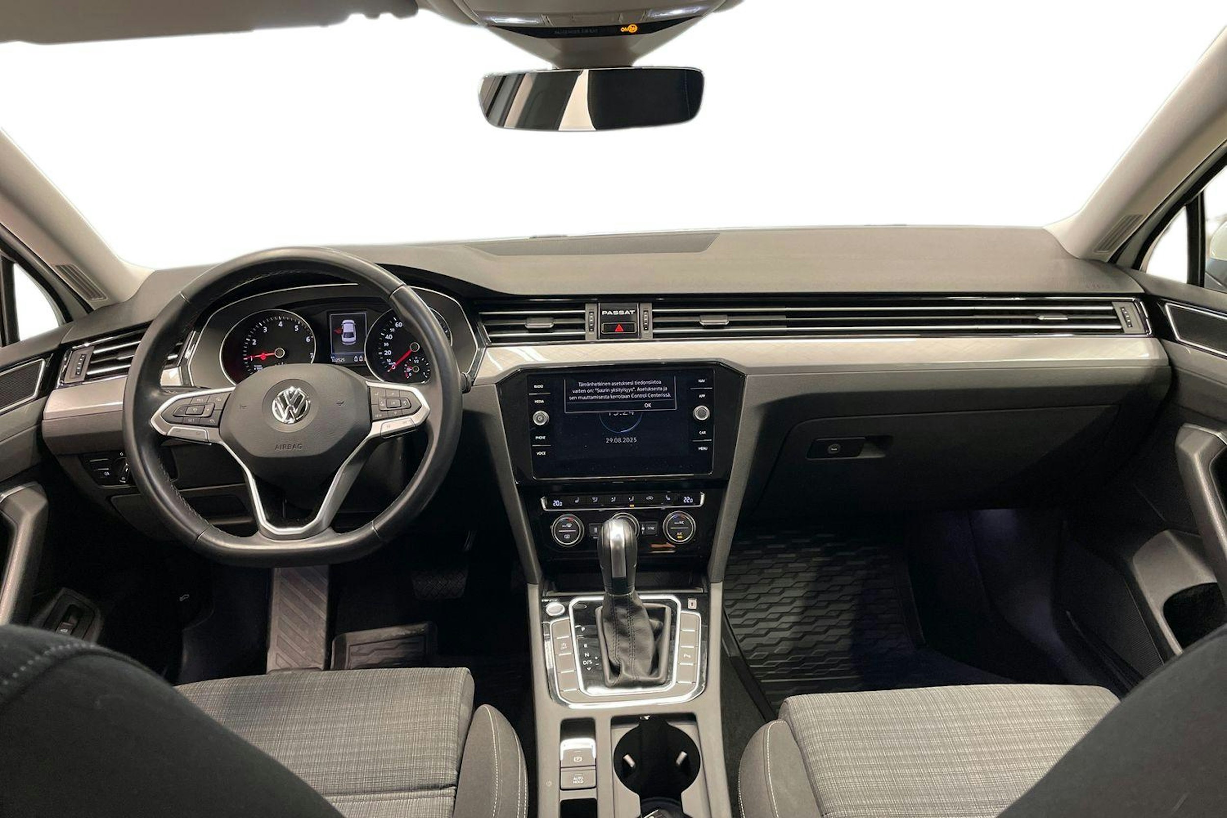 valkoinen Volkswagen Passat 2020 kuva 9.