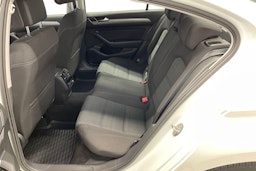 valkoinen Volkswagen Passat 2020 kuva 10.