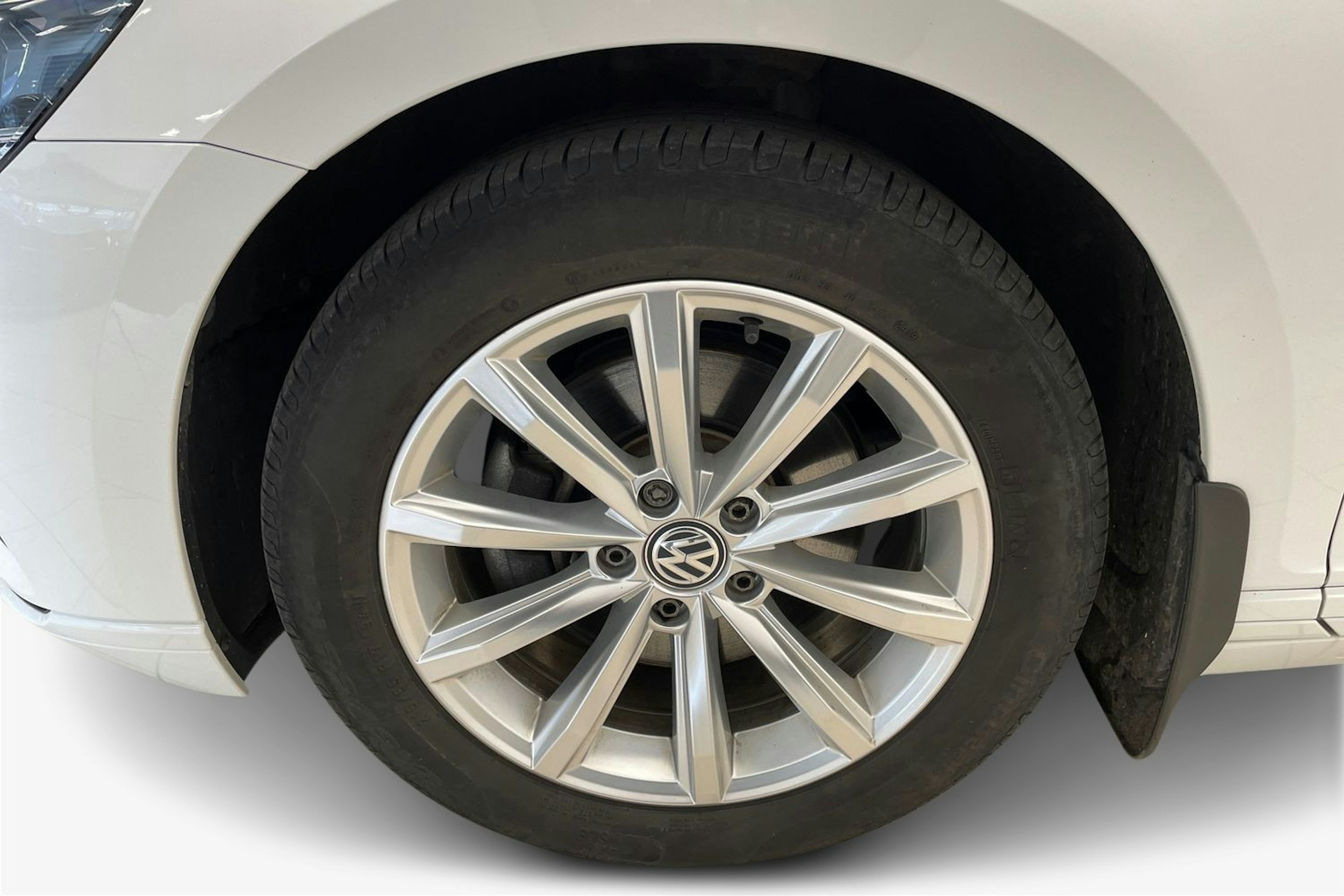 valkoinen Volkswagen Passat 2020 kuva 11.