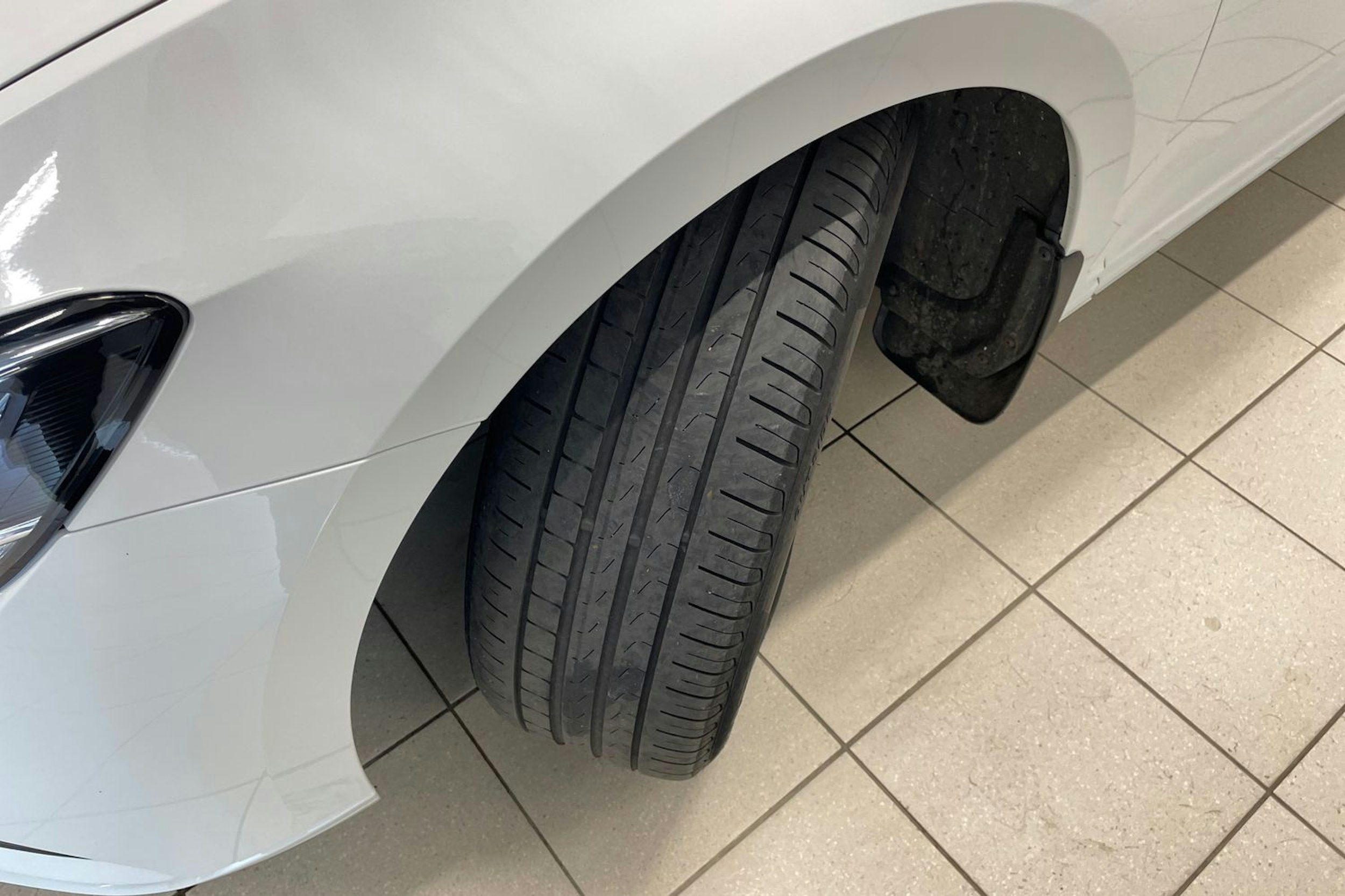 valkoinen Volkswagen Passat 2020 kuva 13.