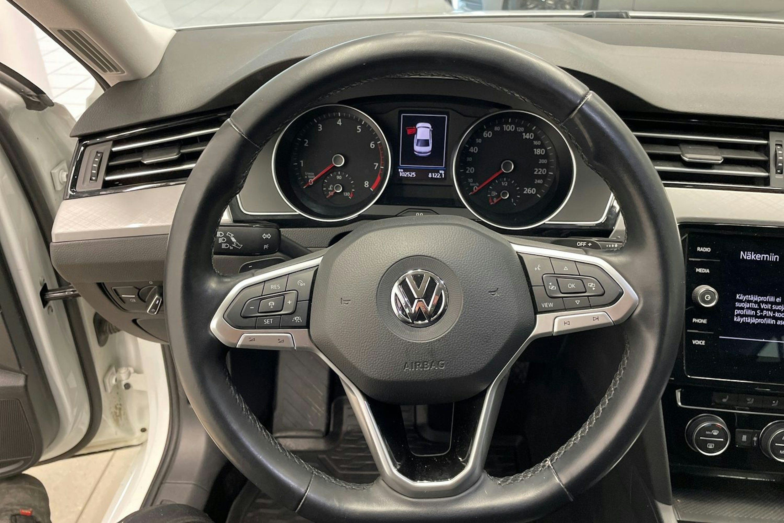 valkoinen Volkswagen Passat 2020 kuva 14.