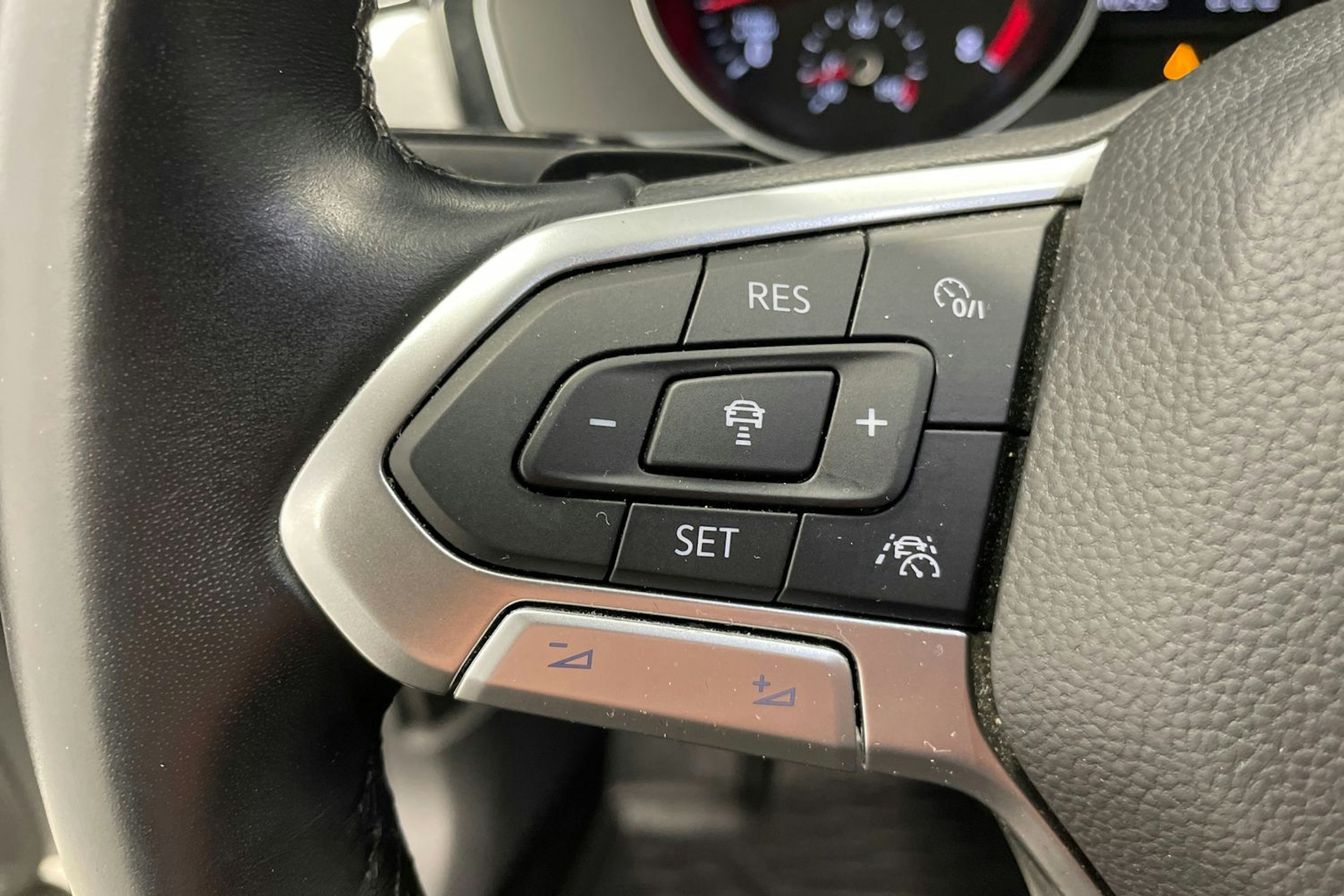 valkoinen Volkswagen Passat 2020 kuva 16.