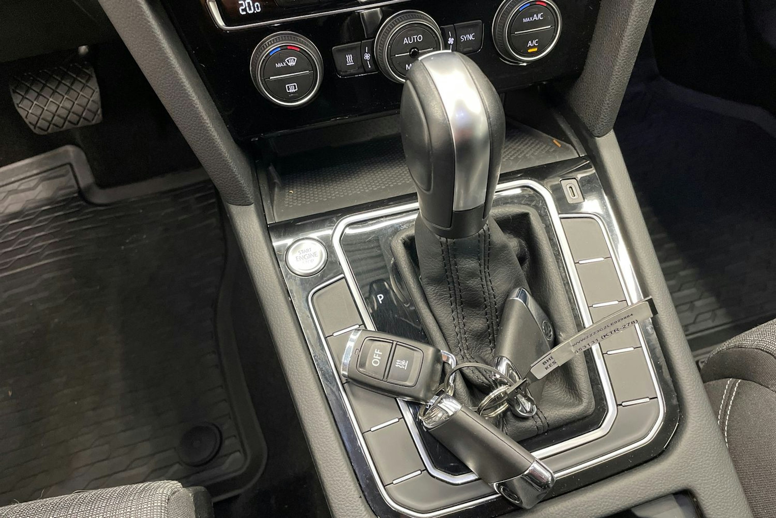 valkoinen Volkswagen Passat 2020 kuva 17.