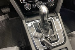 valkoinen Volkswagen Passat 2020 kuva 17.