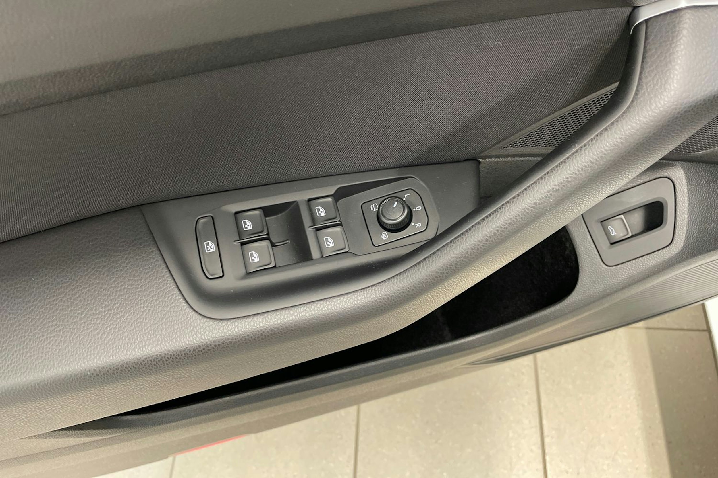 valkoinen Volkswagen Passat 2020 kuva 19.
