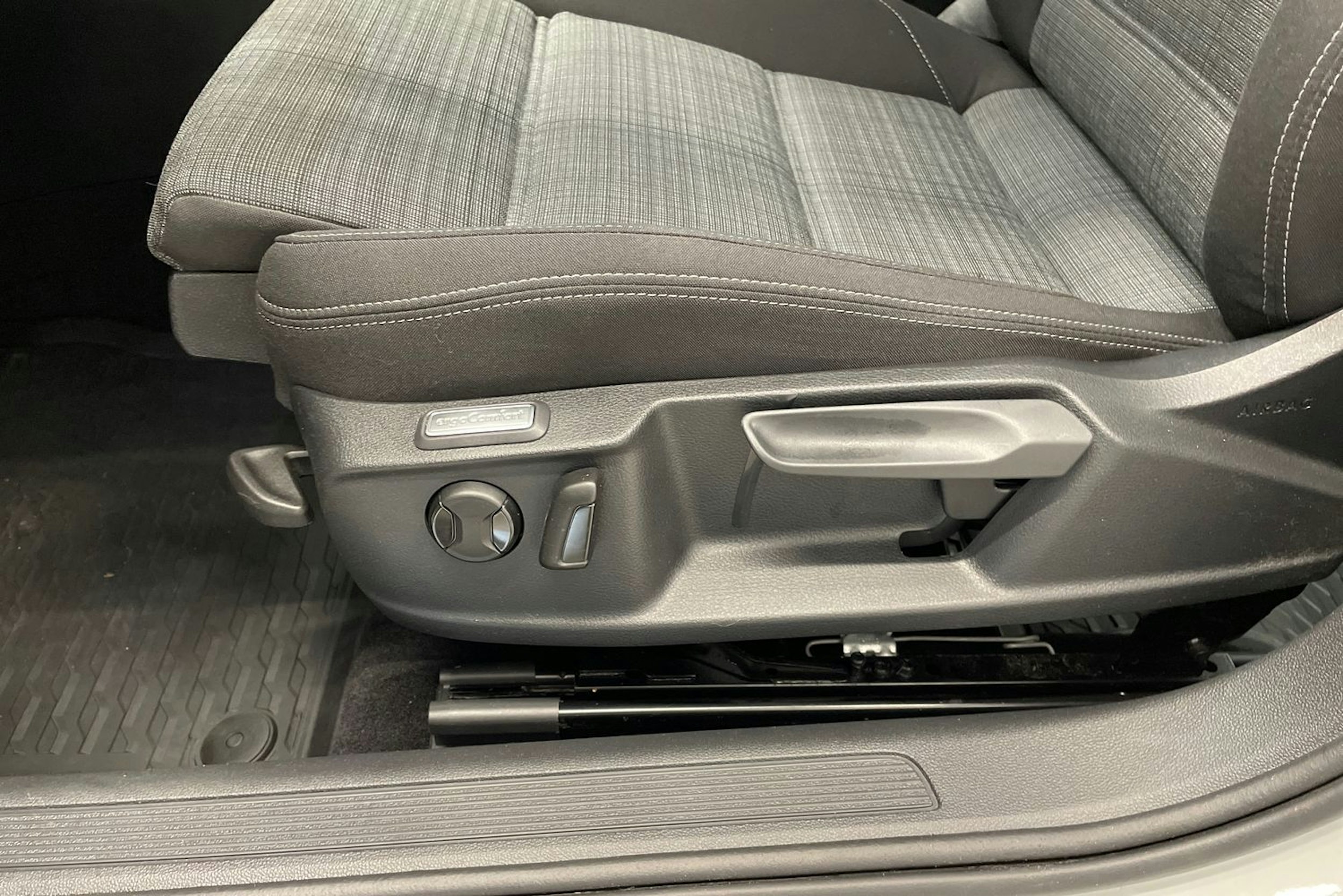valkoinen Volkswagen Passat 2020 kuva 20.