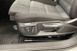valkoinen Volkswagen Passat 2020 kuva 20.