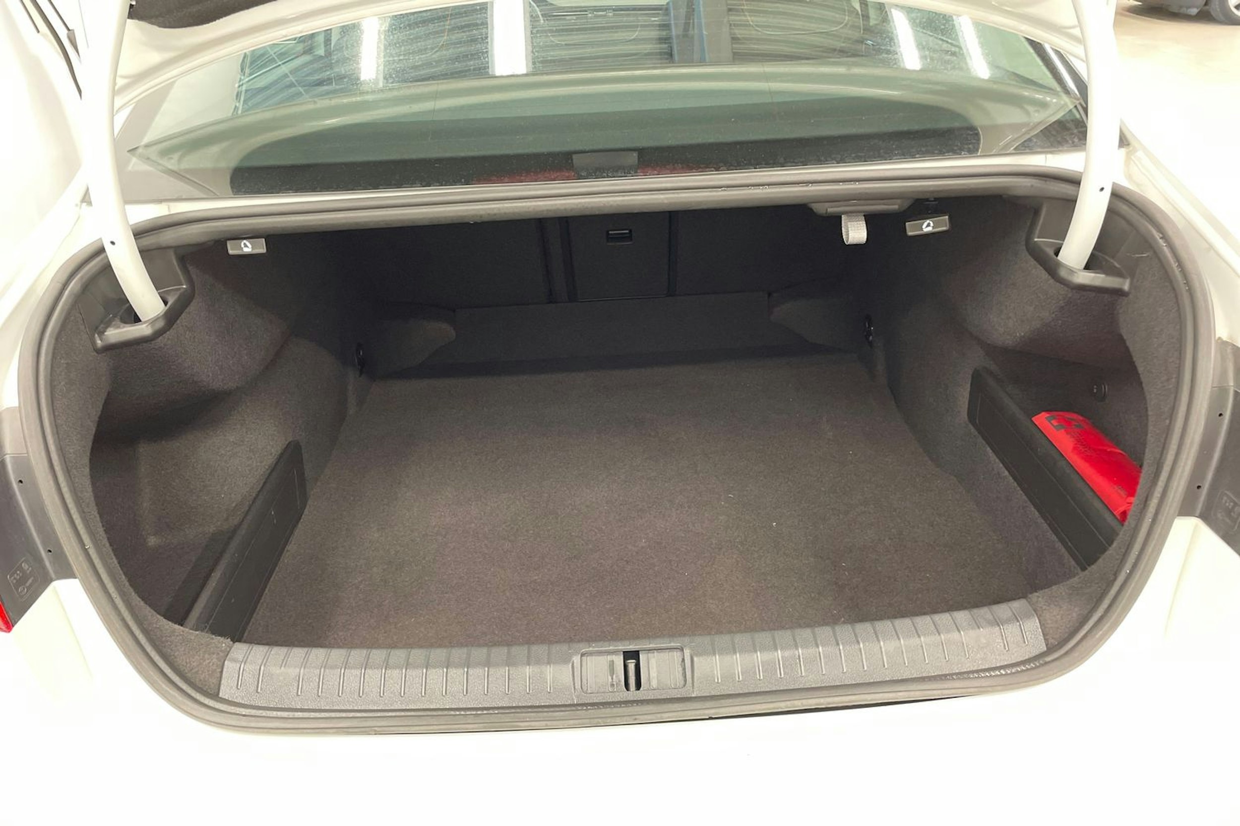 valkoinen Volkswagen Passat 2020 kuva 21.