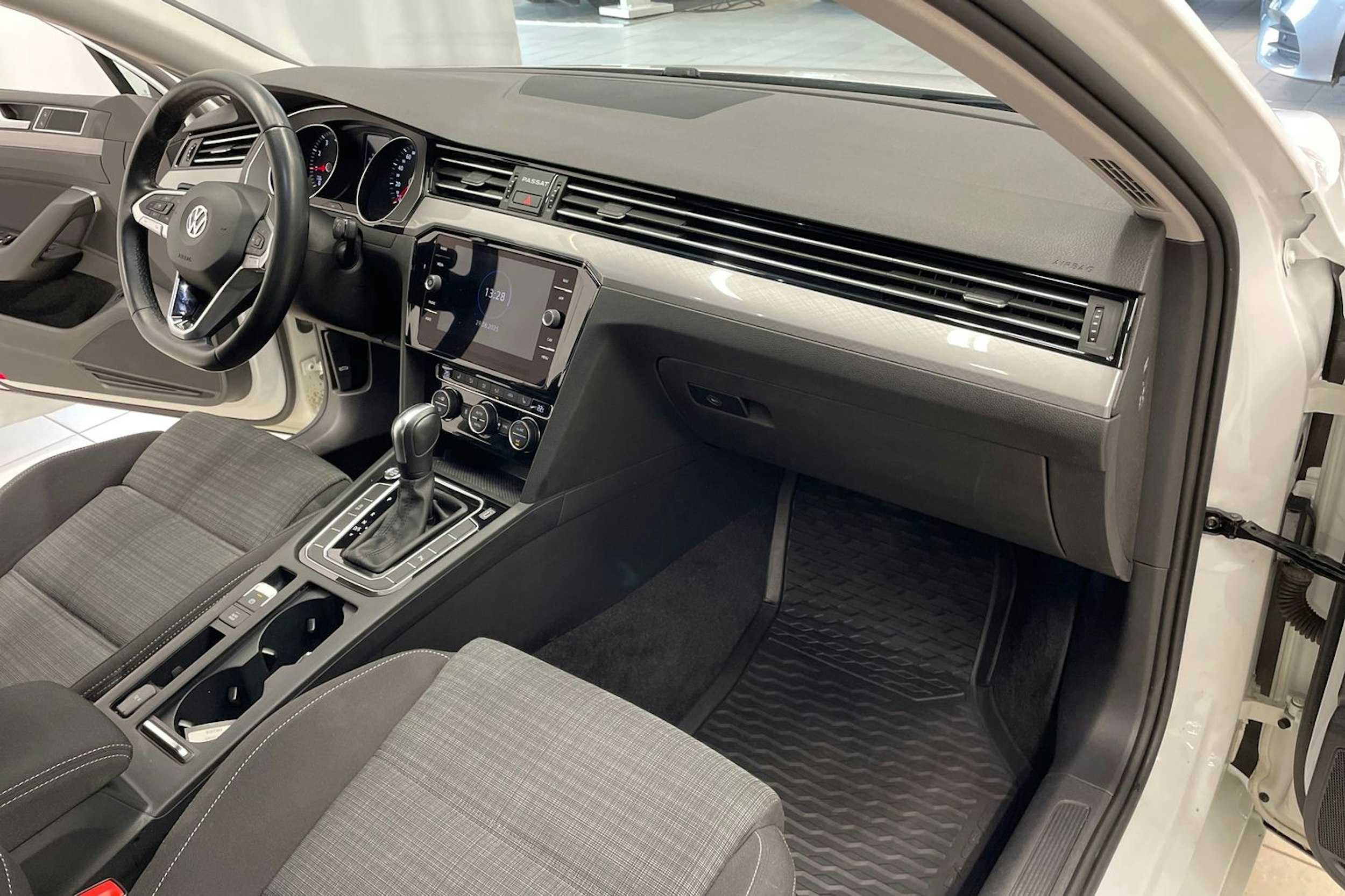 valkoinen Volkswagen Passat 2020 kuva 25.
