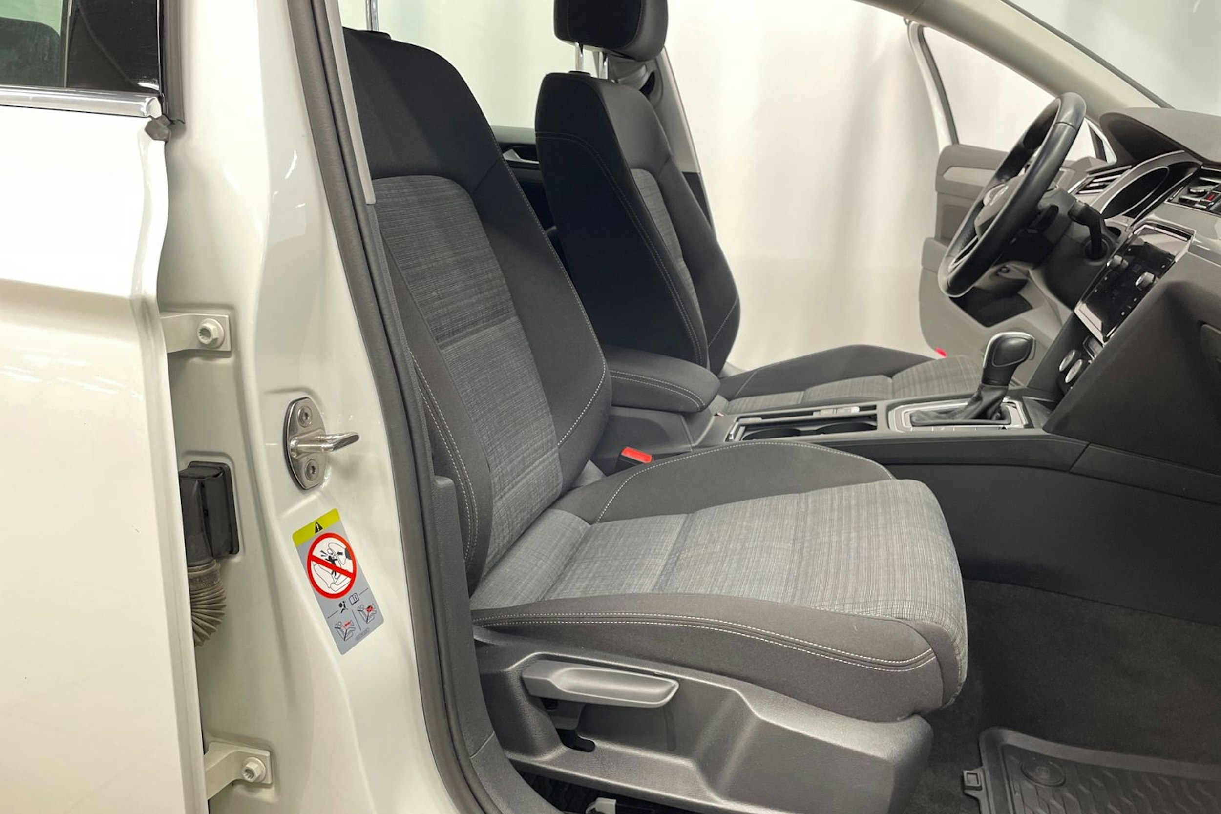 valkoinen Volkswagen Passat 2020 kuva 26.