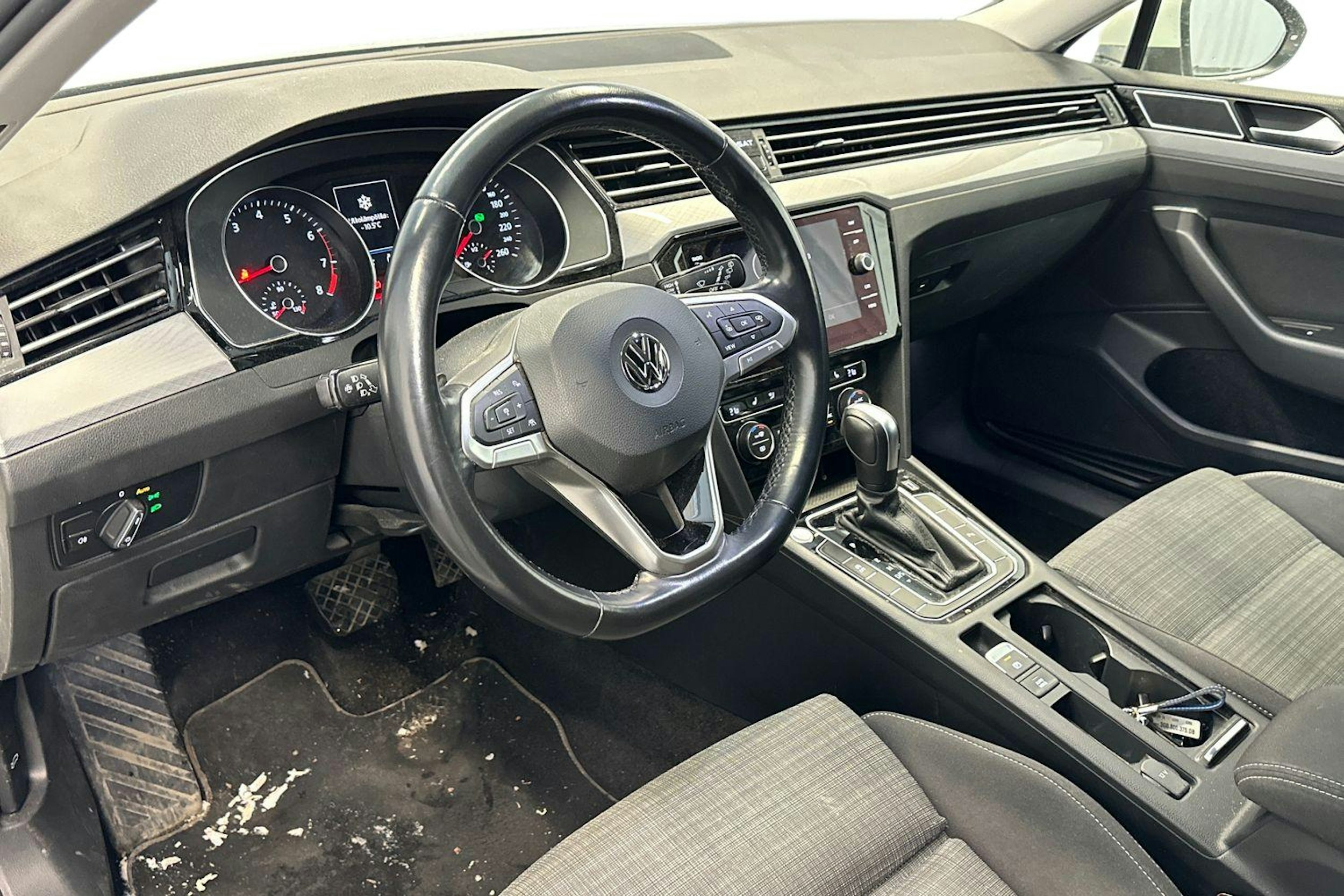 Valkoinen Volkswagen PASSAT 2020 kuva 3.