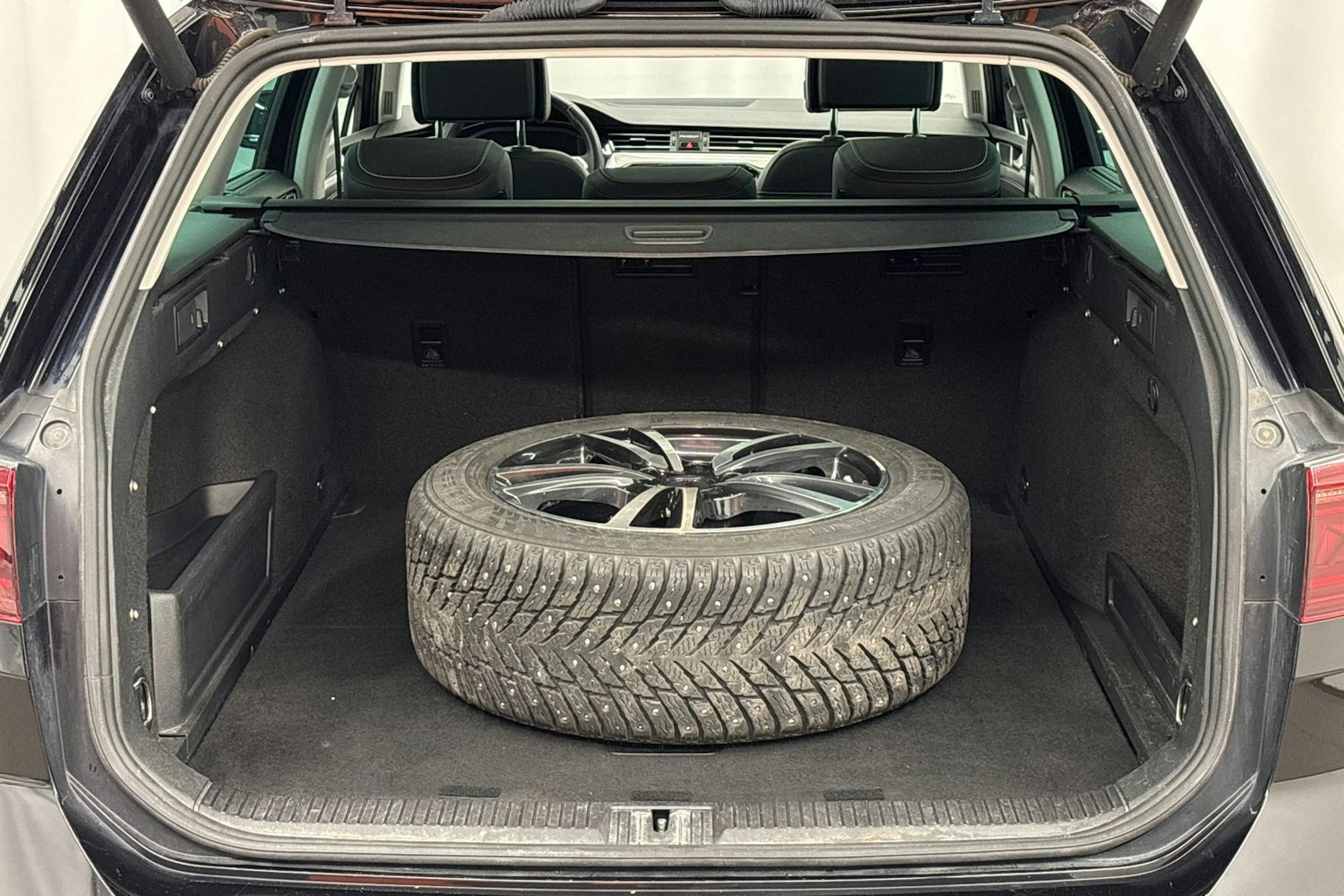 musta Volkswagen Passat 2020 kuva 24.