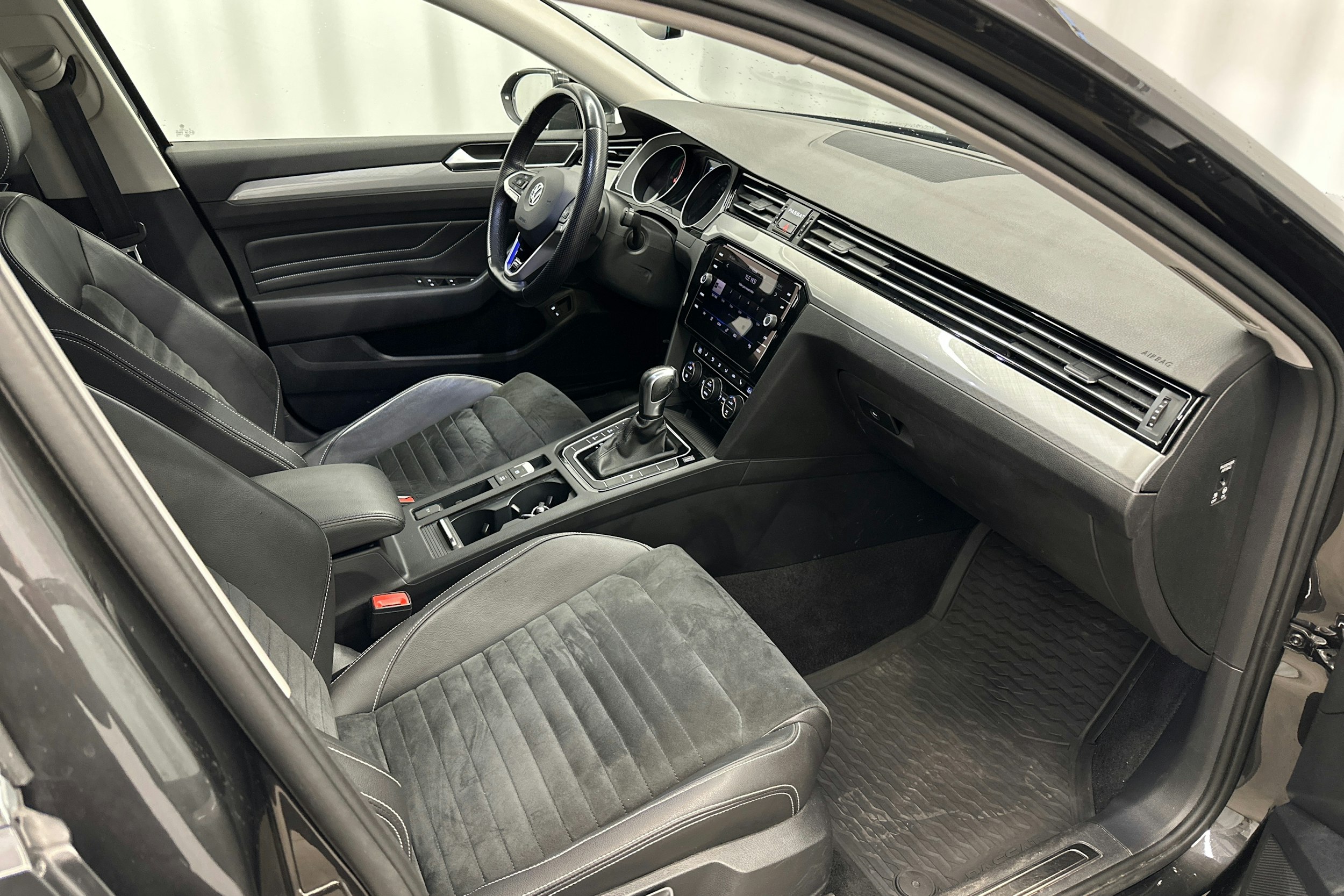 harmaa Volkswagen Passat 2020 kuva 13.