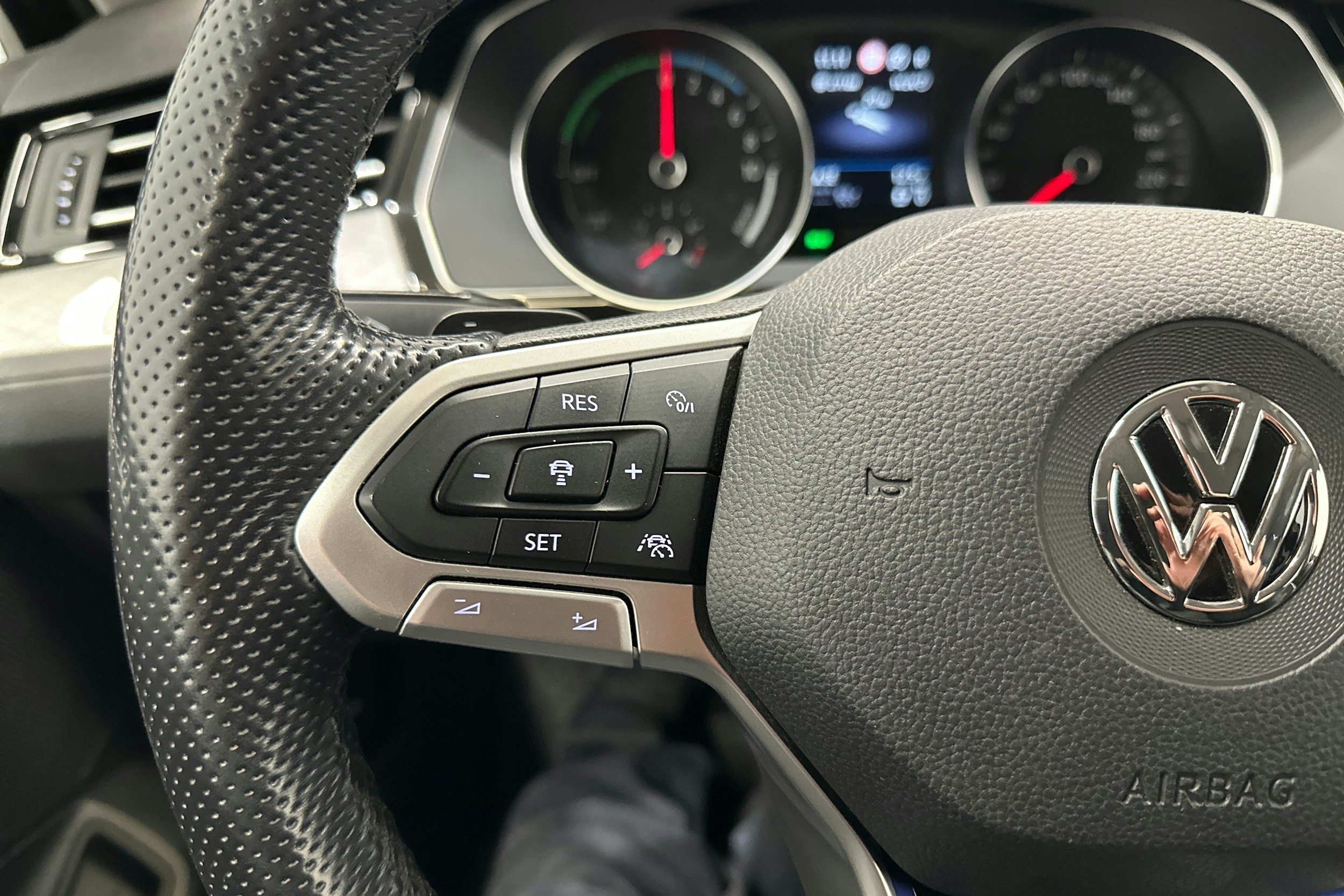 harmaa Volkswagen Passat 2020 kuva 20.