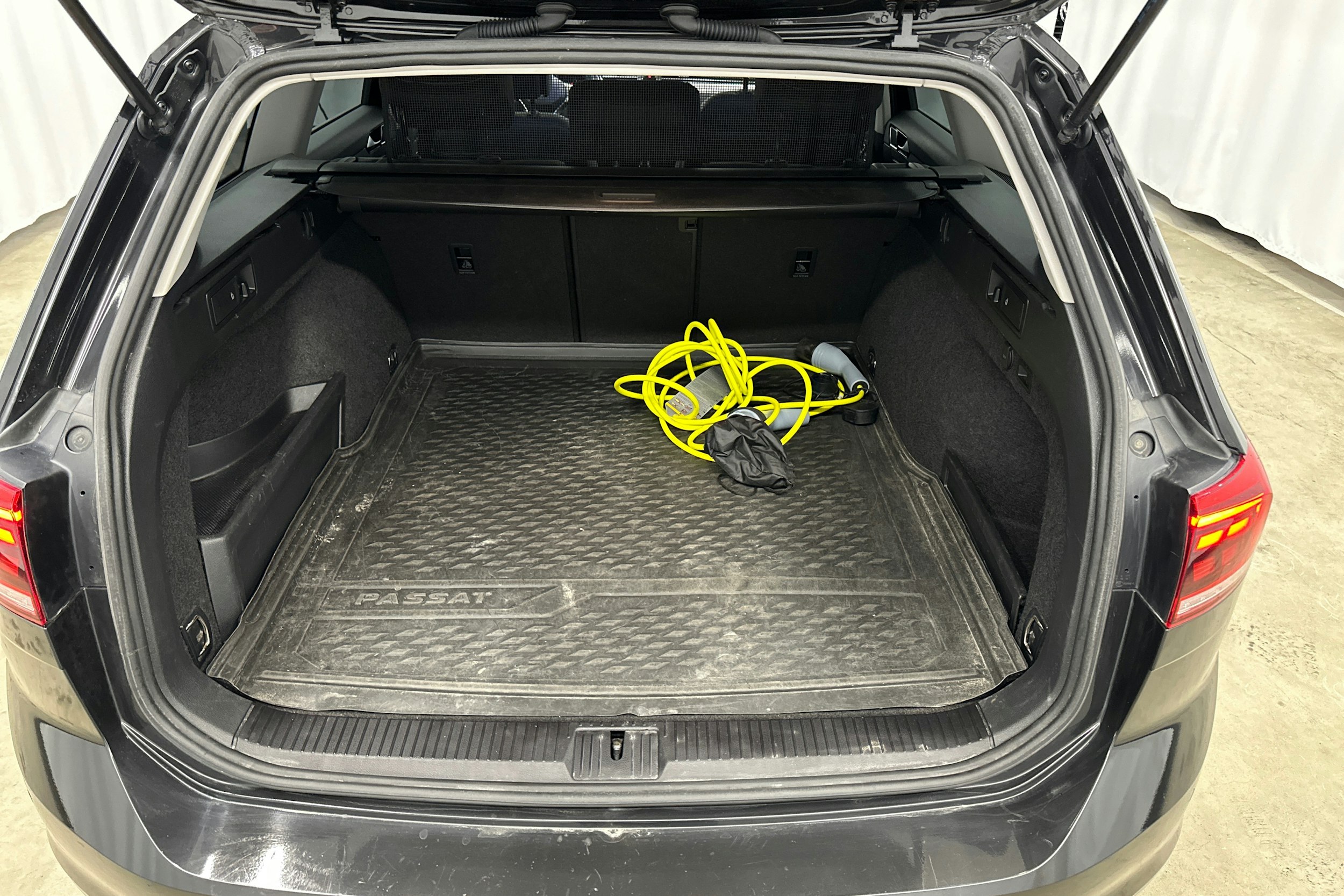 harmaa Volkswagen Passat 2020 kuva 22.