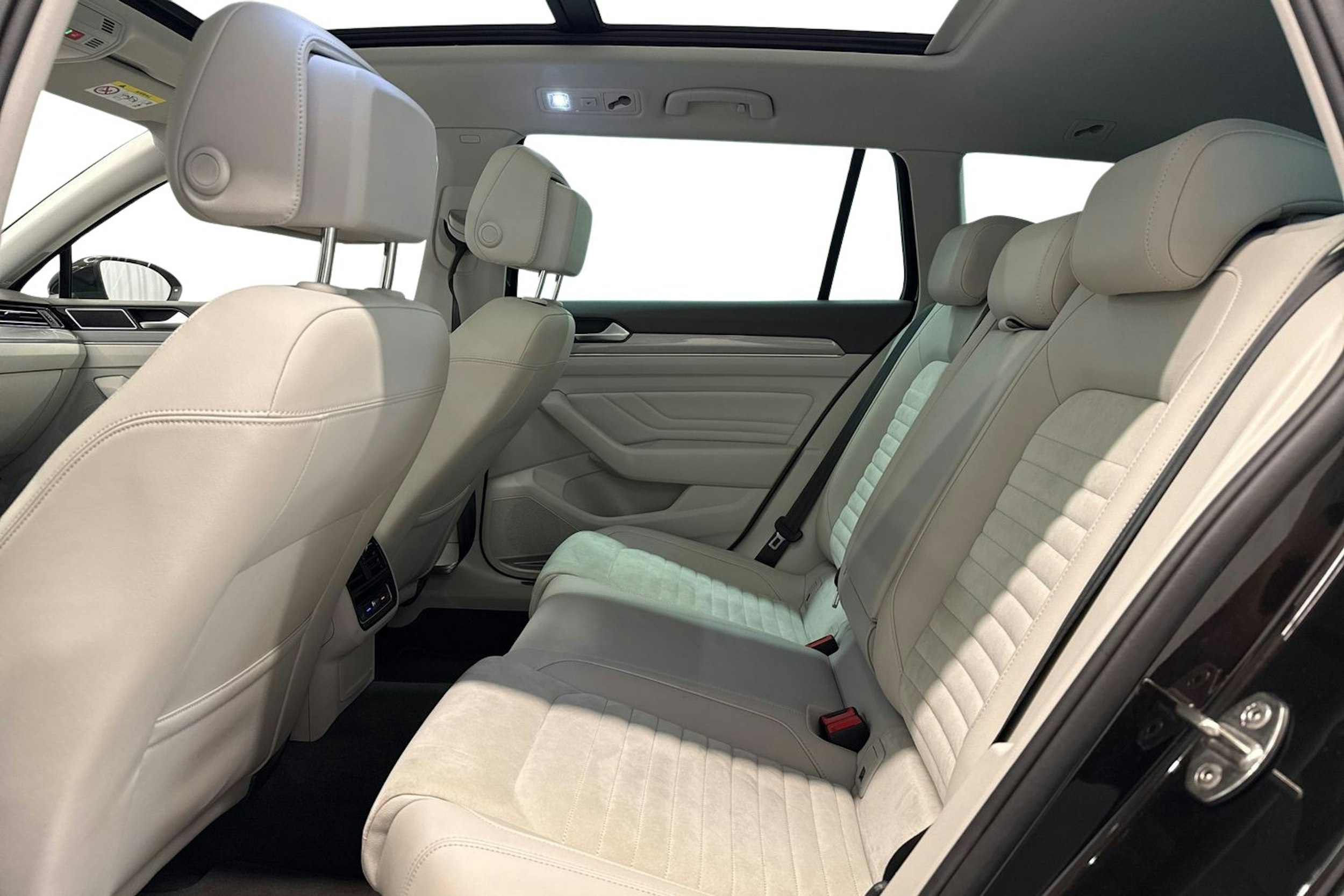 ruskea (beige) Volkswagen Passat 2020 kuva 10.