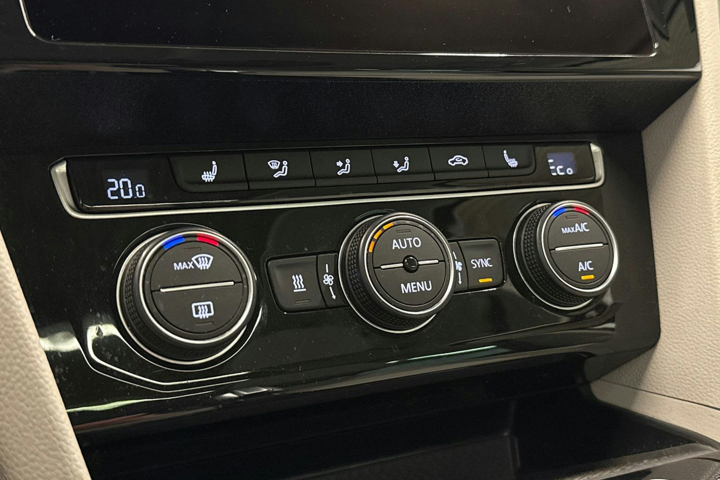 ruskea (beige) Volkswagen Passat 2020 kuva 25.