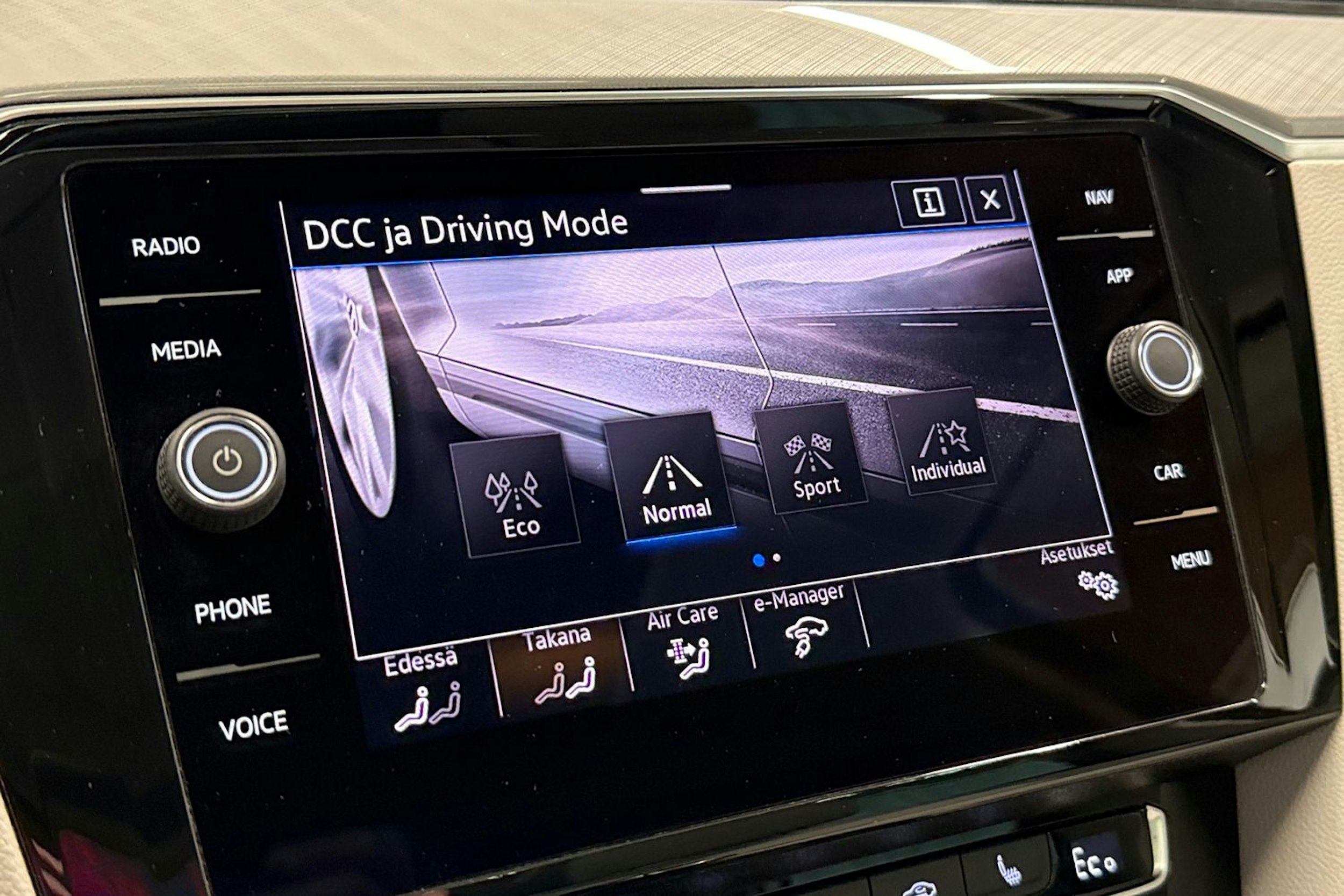 ruskea (beige) Volkswagen Passat 2020 kuva 26.