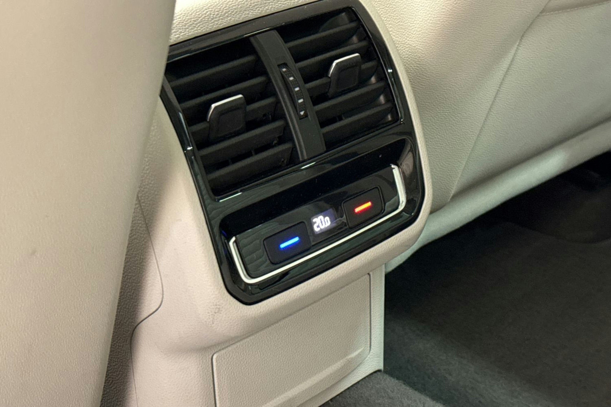 ruskea (beige) Volkswagen Passat 2020 kuva 27.
