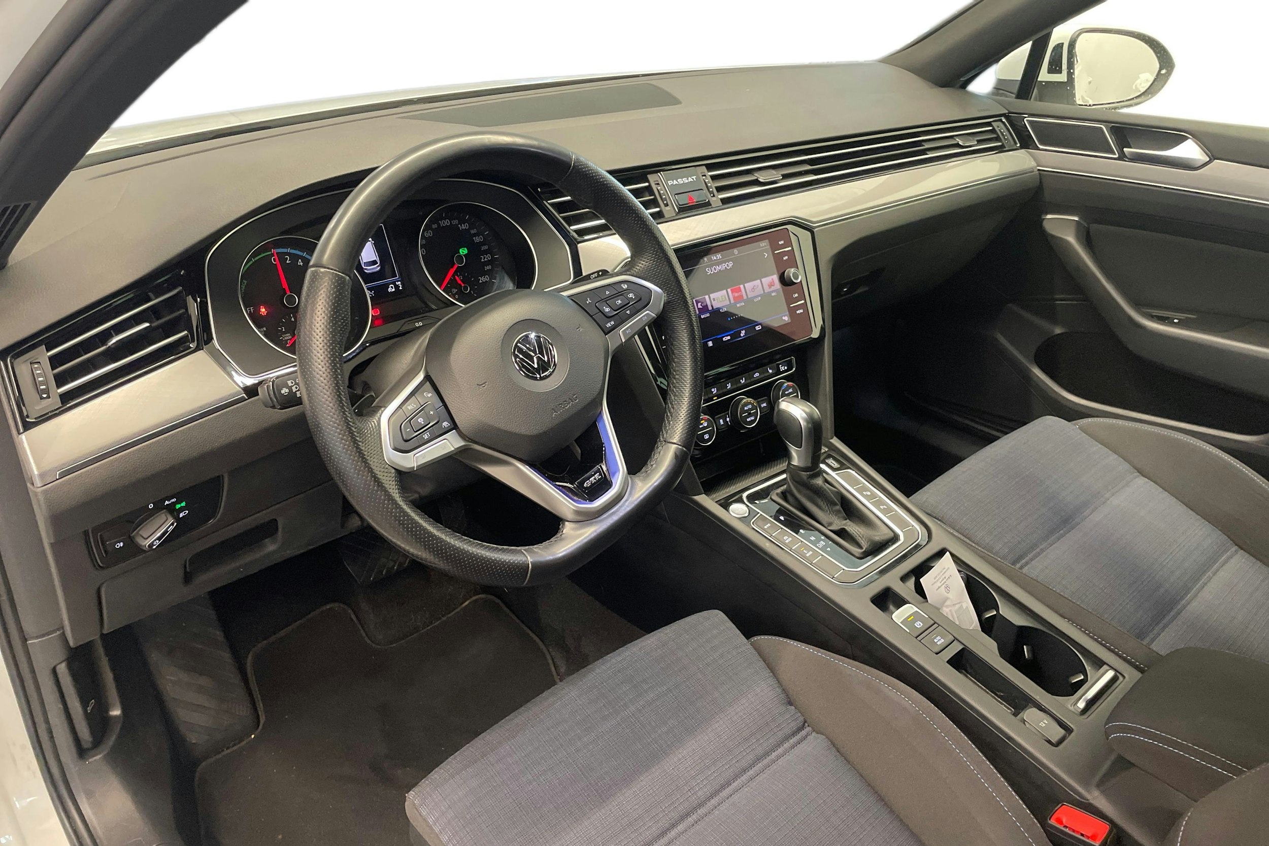 valkoinen Volkswagen Passat 2020 kuva 7.