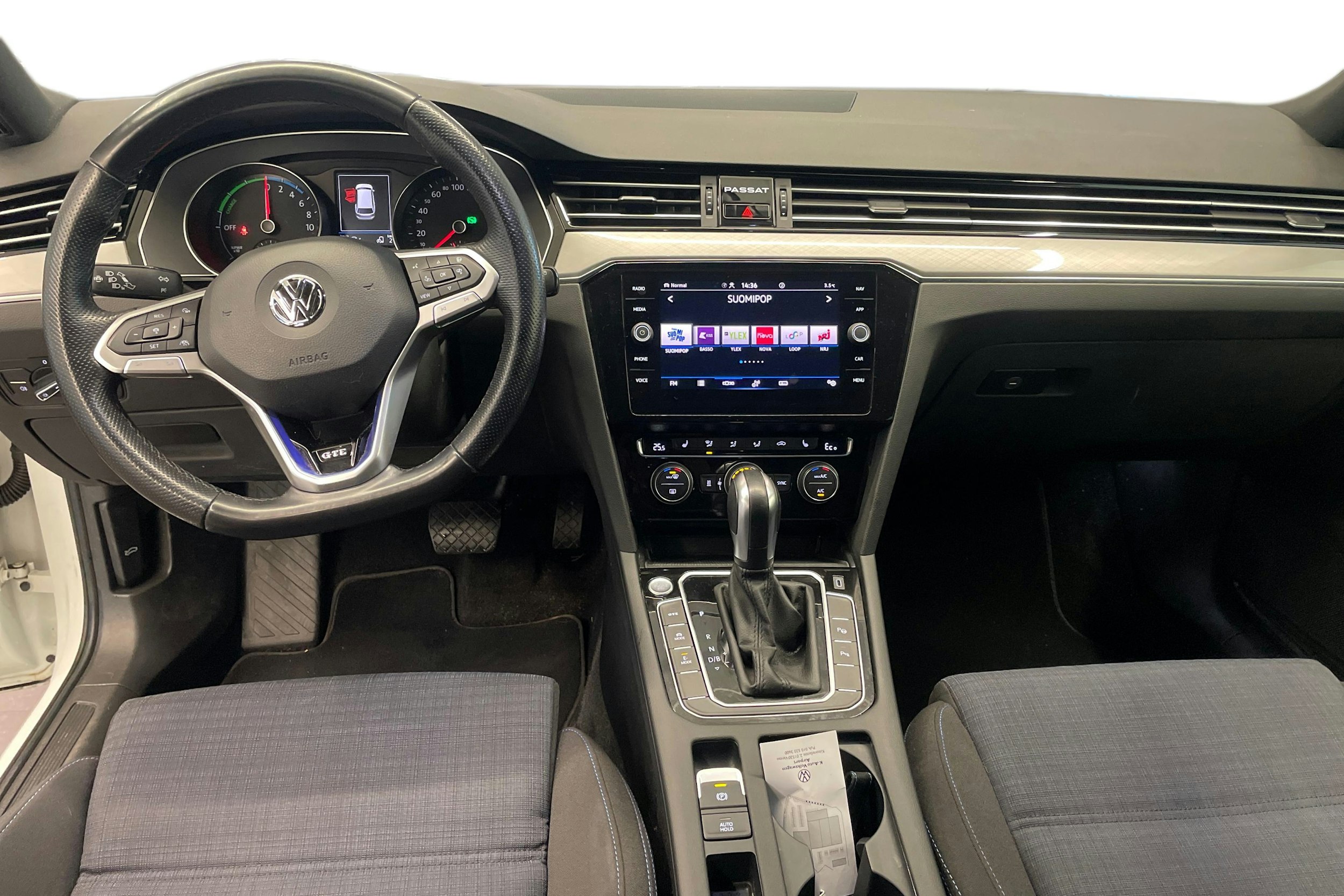 valkoinen Volkswagen Passat 2020 kuva 9.