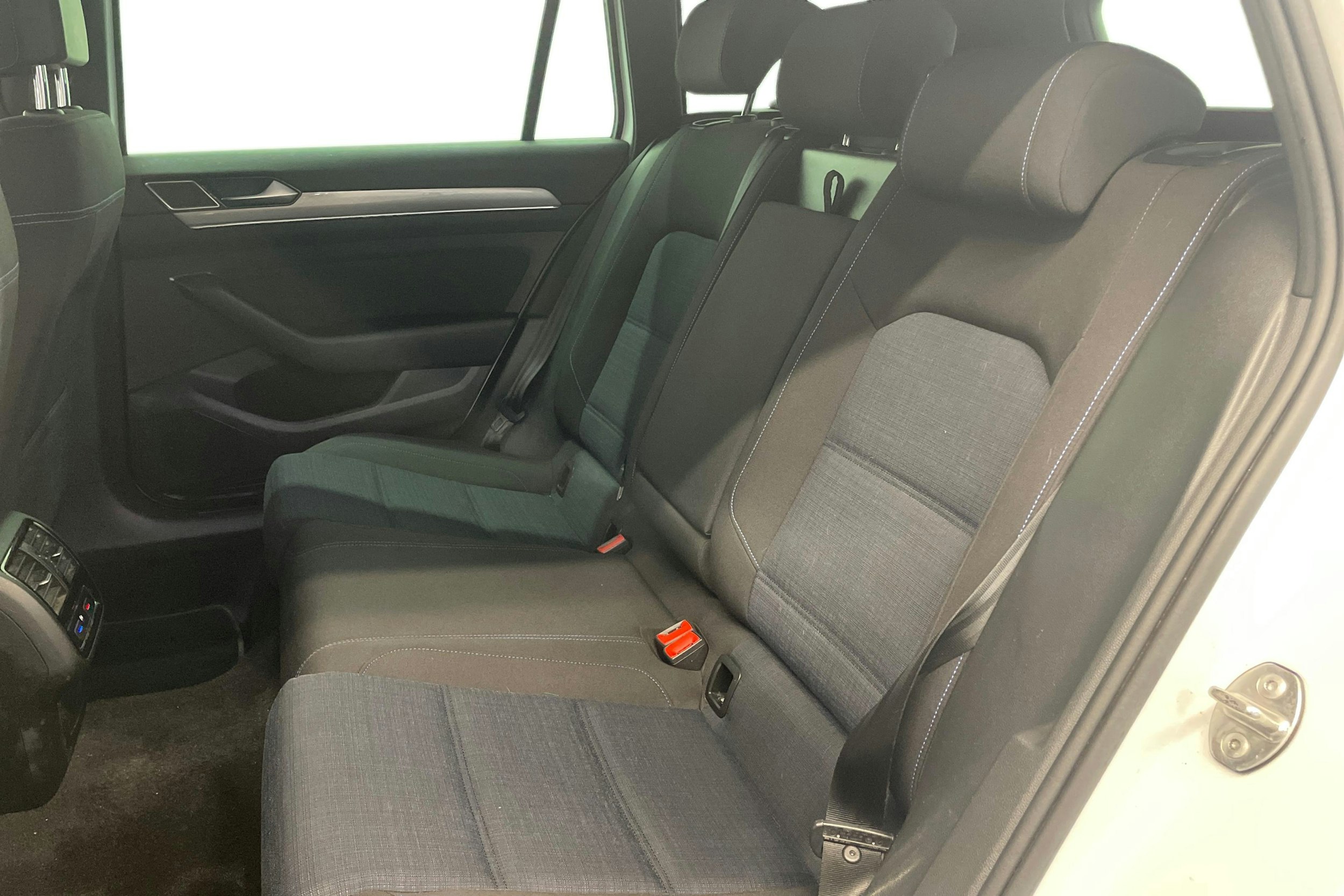 valkoinen Volkswagen Passat 2020 kuva 10.
