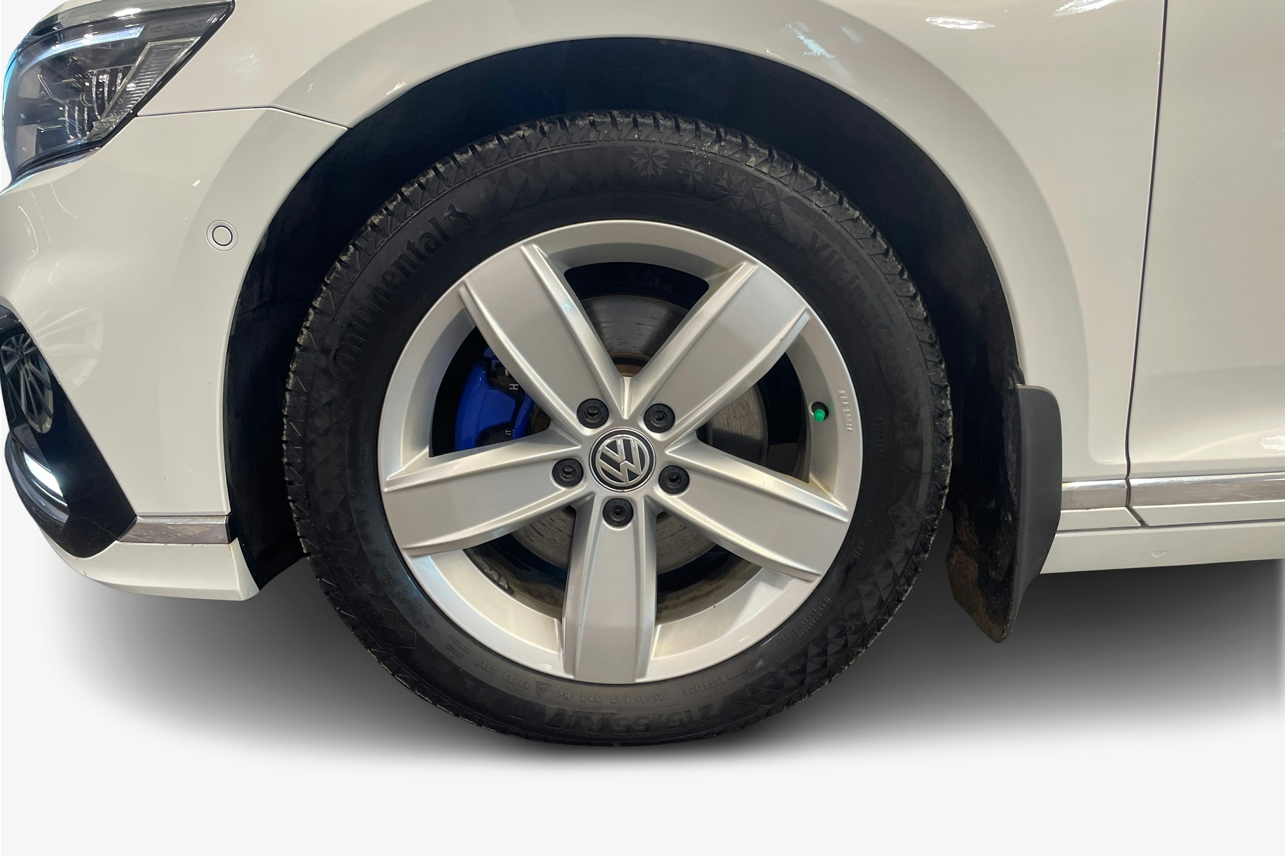 valkoinen Volkswagen Passat 2020 kuva 11.