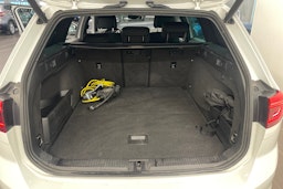 valkoinen Volkswagen Passat 2020 kuva 16.