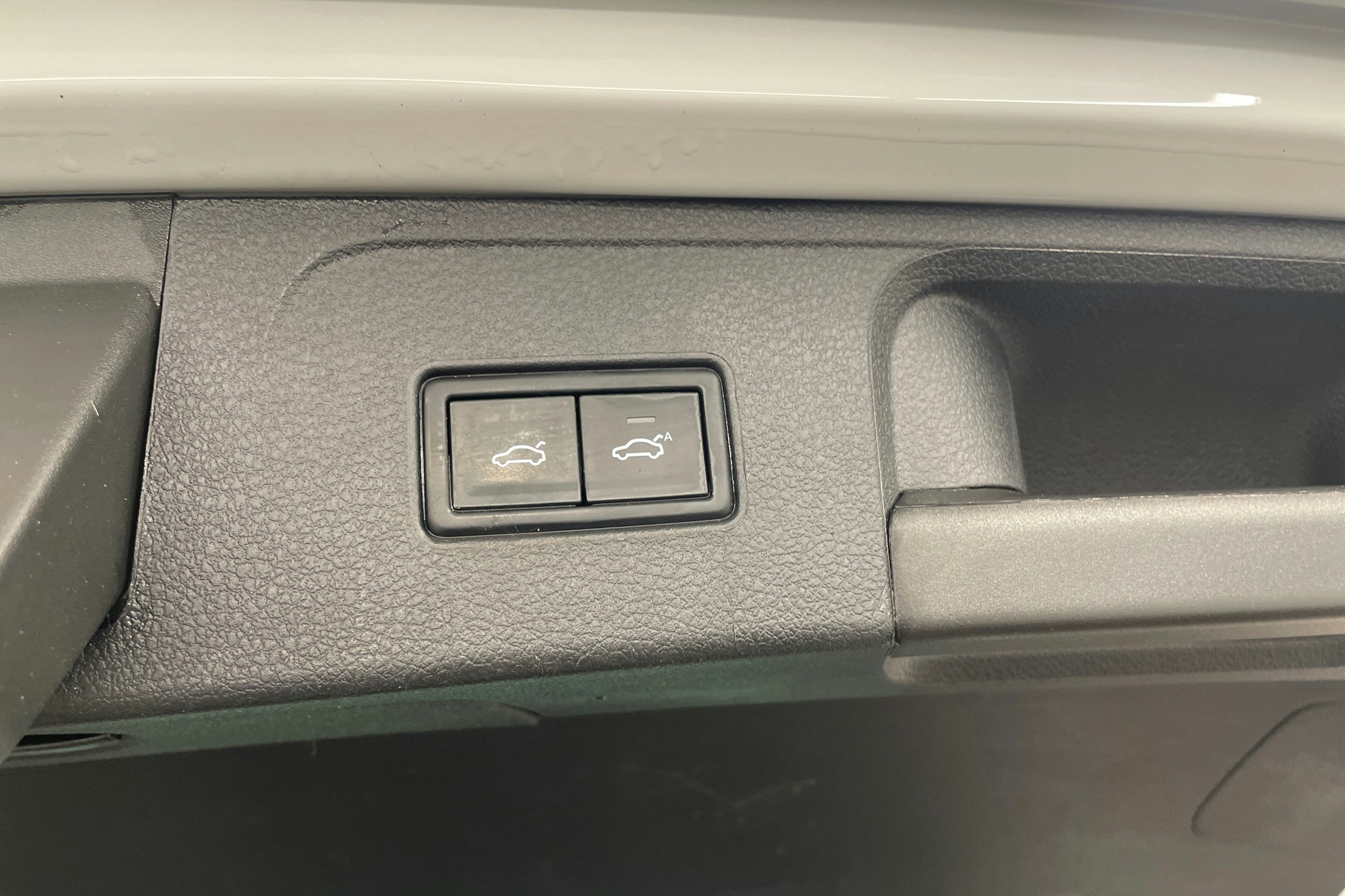 valkoinen Volkswagen Passat 2020 kuva 17.