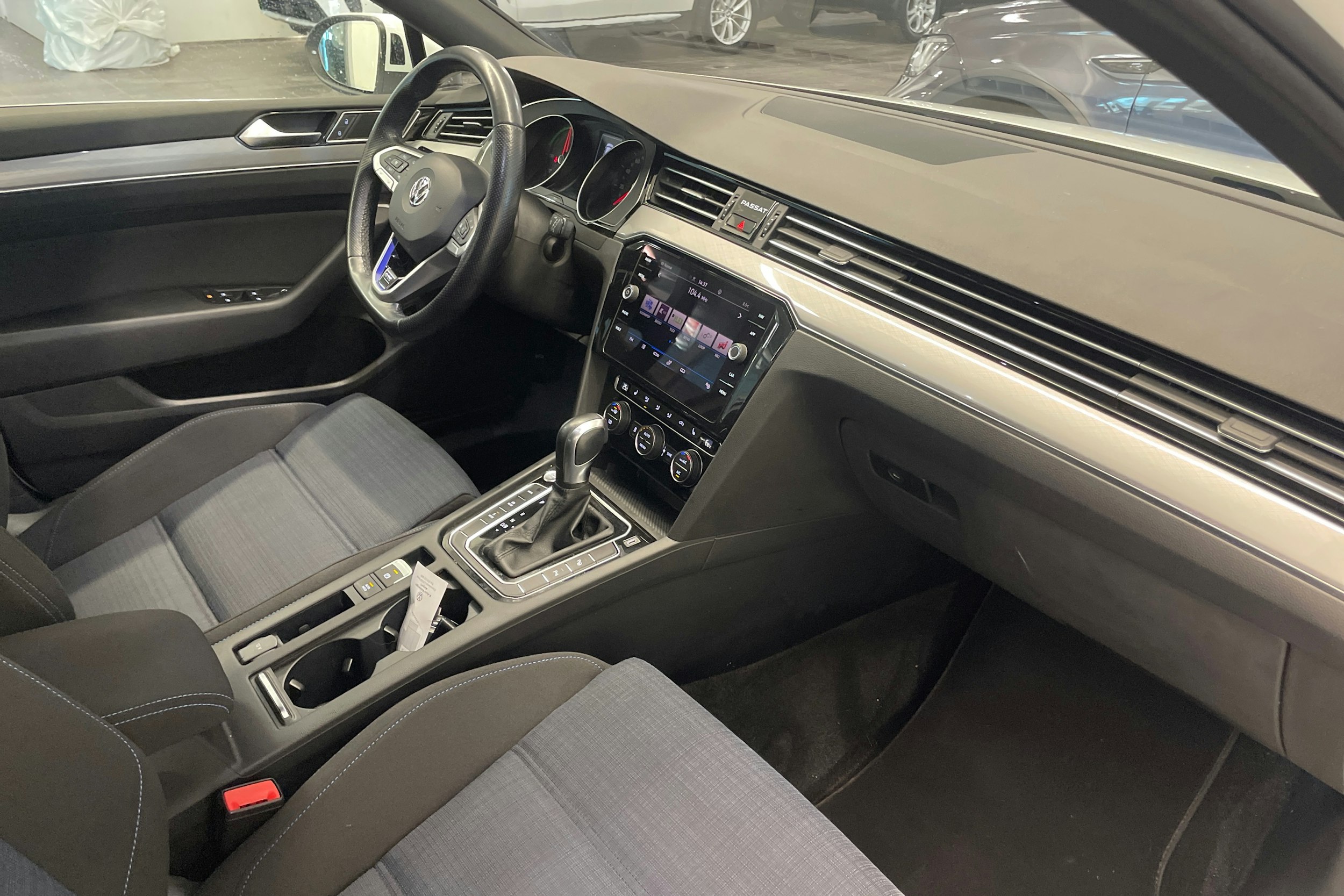 valkoinen Volkswagen Passat 2020 kuva 18.