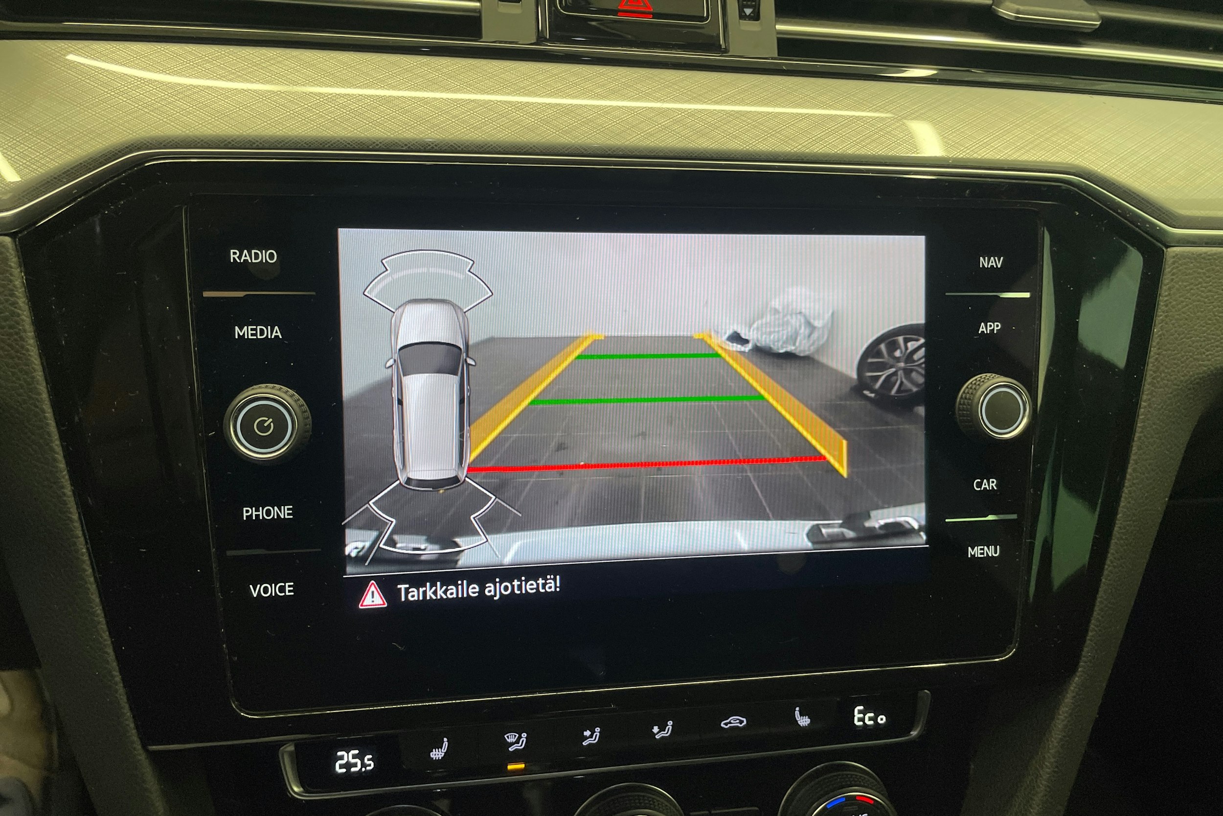 valkoinen Volkswagen Passat 2020 kuva 20.