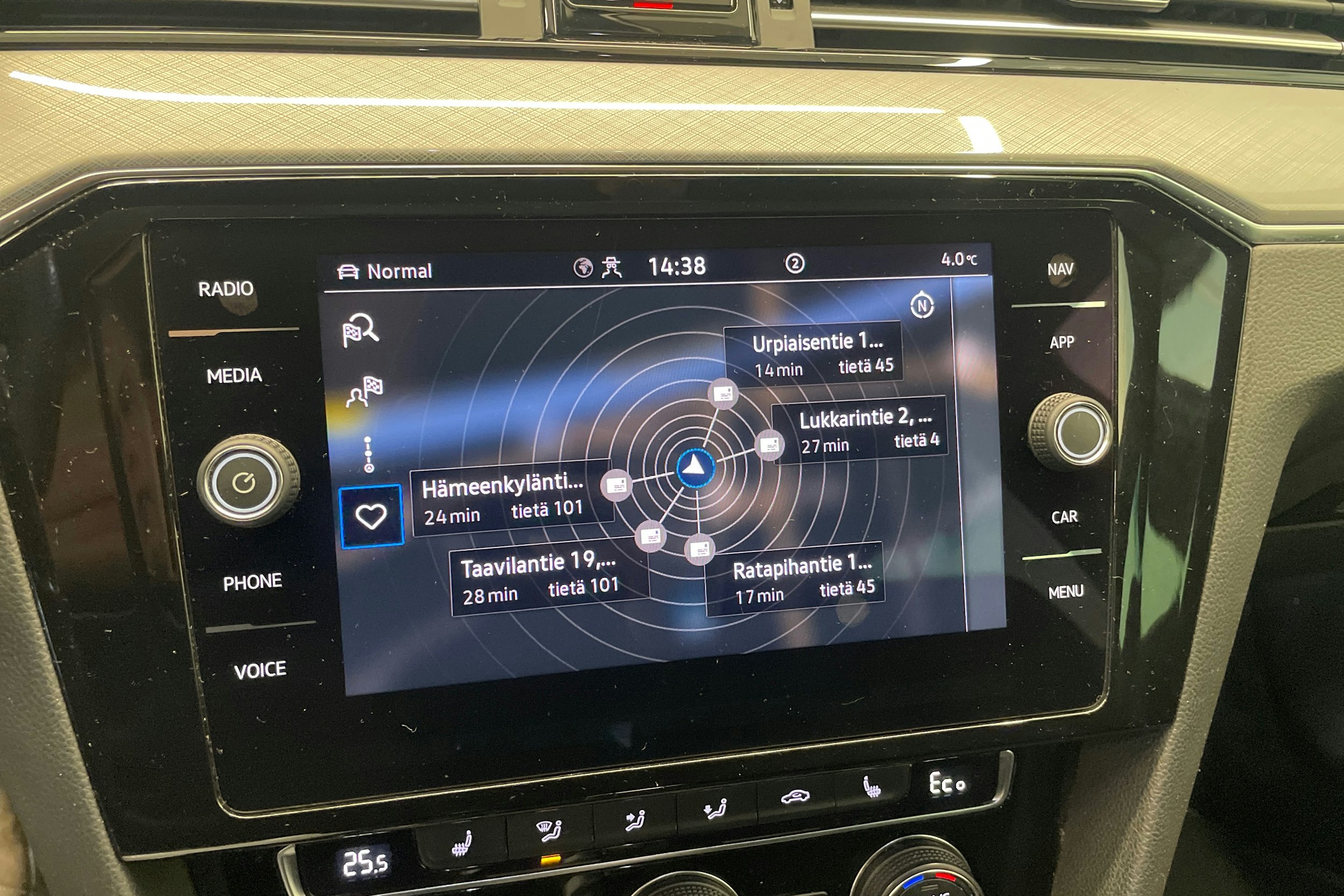 valkoinen Volkswagen Passat 2020 kuva 21.