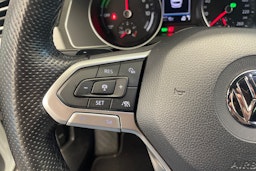 valkoinen Volkswagen Passat 2020 kuva 22.