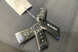 valkoinen Volkswagen Passat 2020 kuva 24.