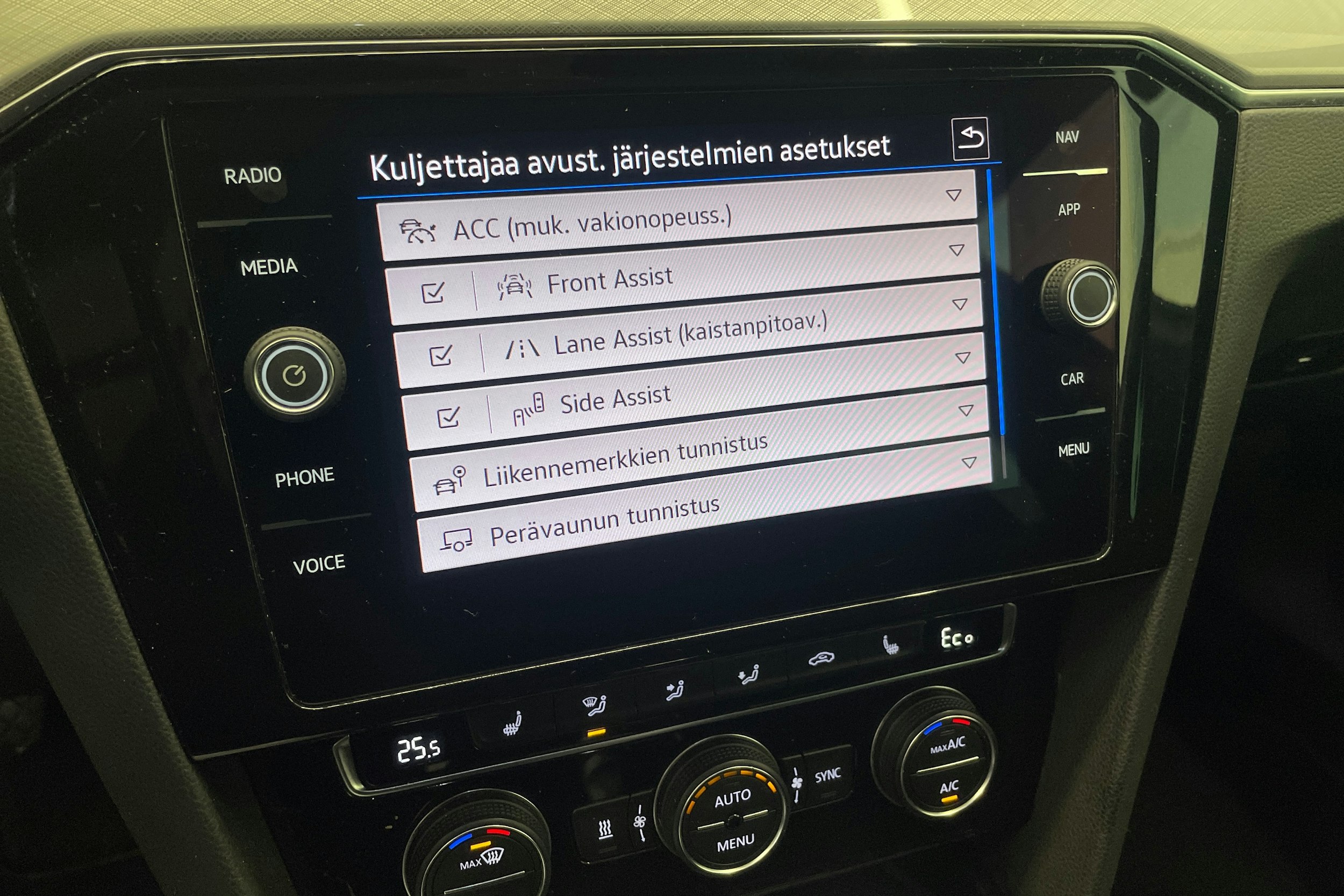 valkoinen Volkswagen Passat 2020 kuva 25.