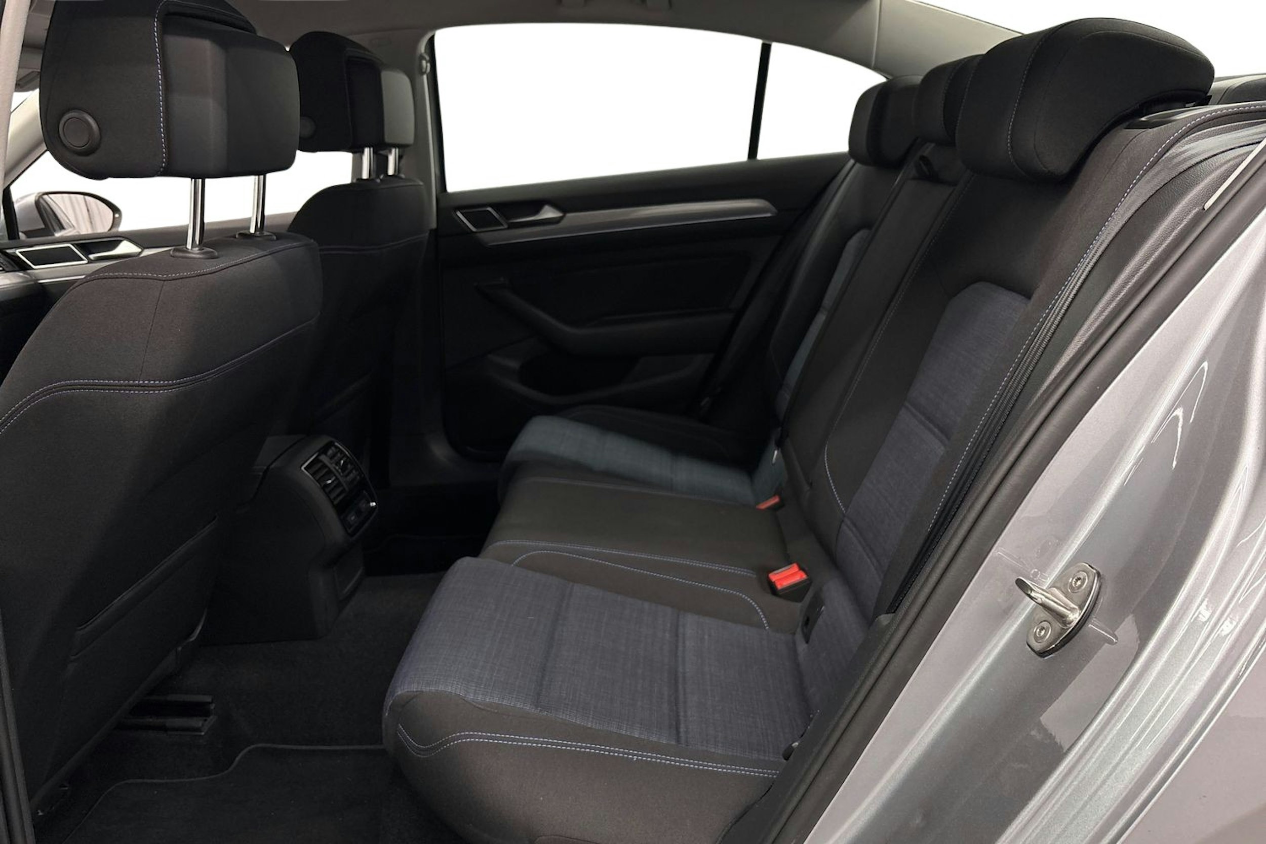 sininen Volkswagen Passat 2020 kuva 10.